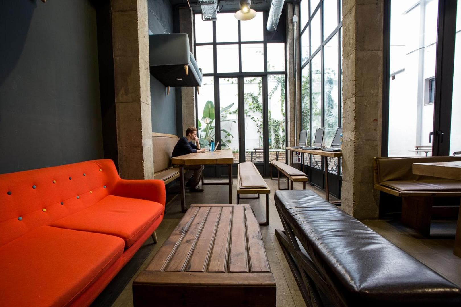 Schwarzer Schwan Hostel Sevilla — 28