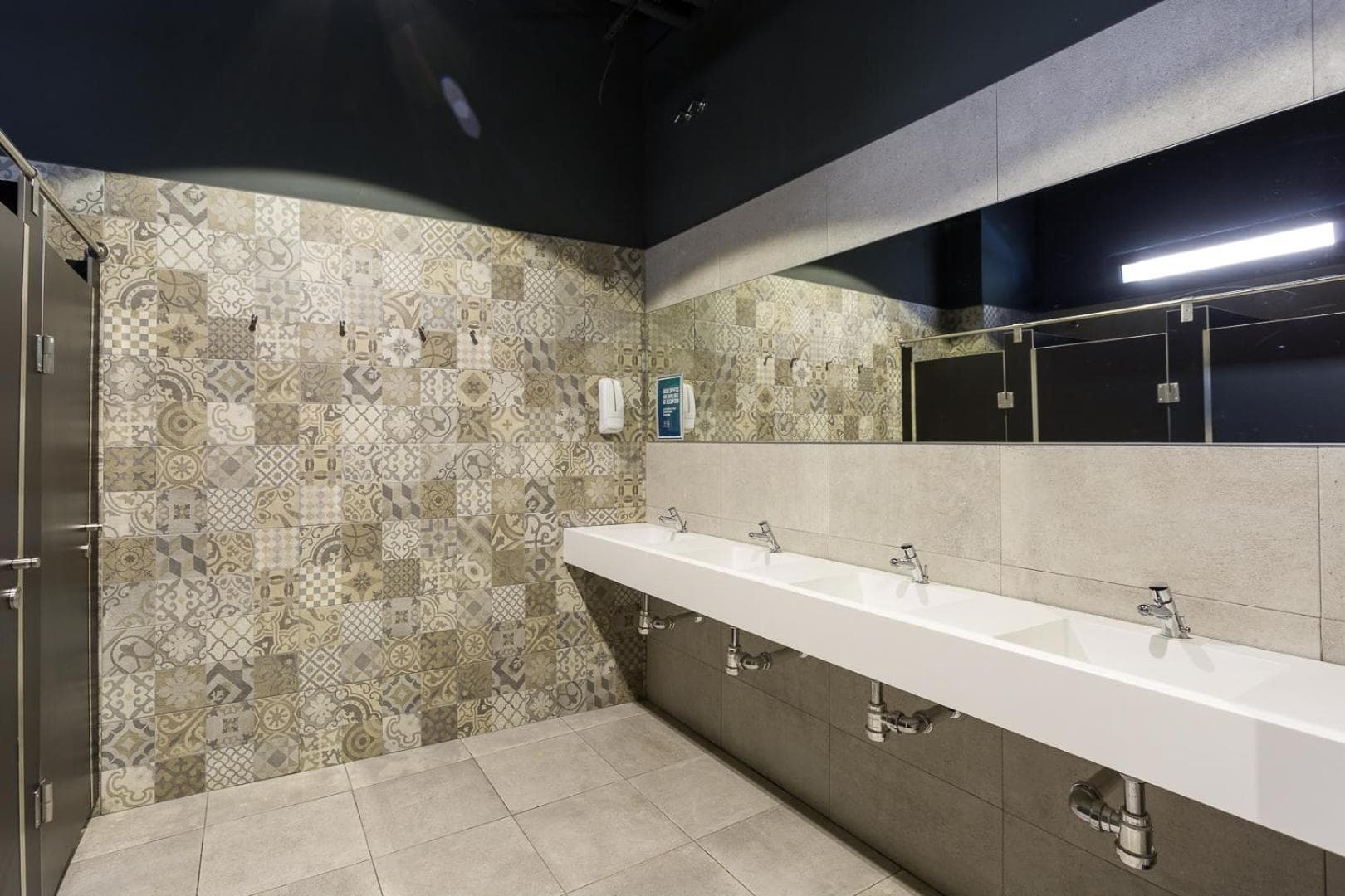 Schwarzer Schwan Hostel Sevilla — 27