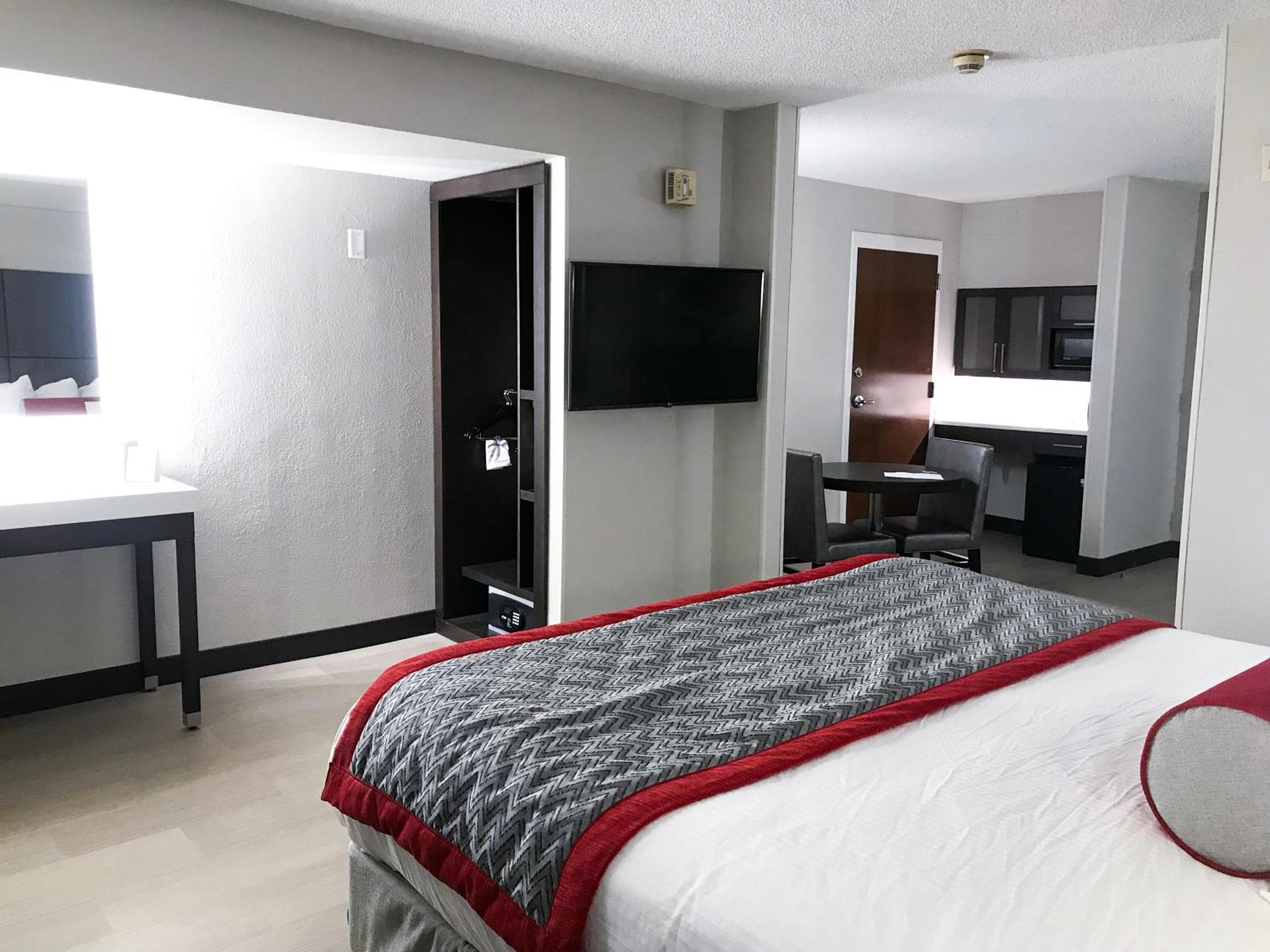 Ramada by Wyndham Suites Orlando Airport — 6