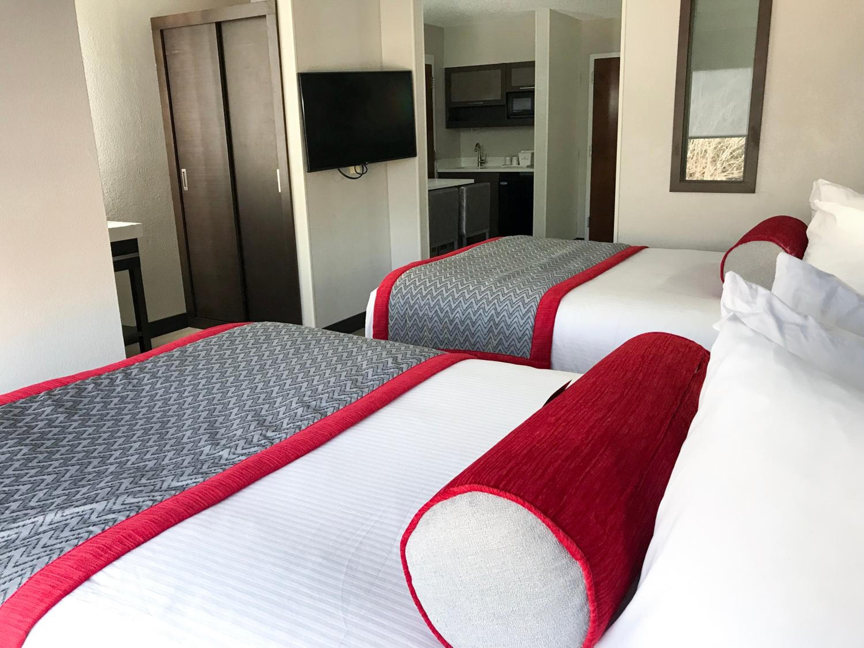 Ramada by Wyndham Suites Orlando Airport — 8