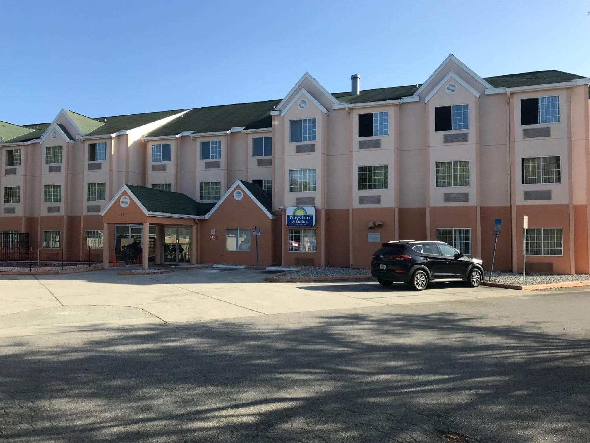 Days Inn & Suites by Wyndham Tampa/Raymond James Stadium — 8