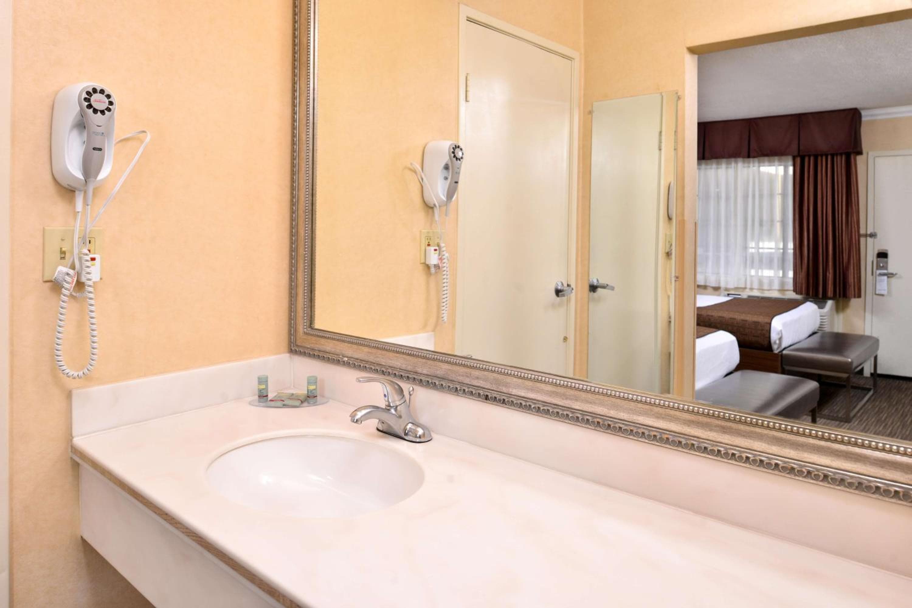 Best Western Hollywood Plaza Hotel - Walk of Fame Film City LA — 20