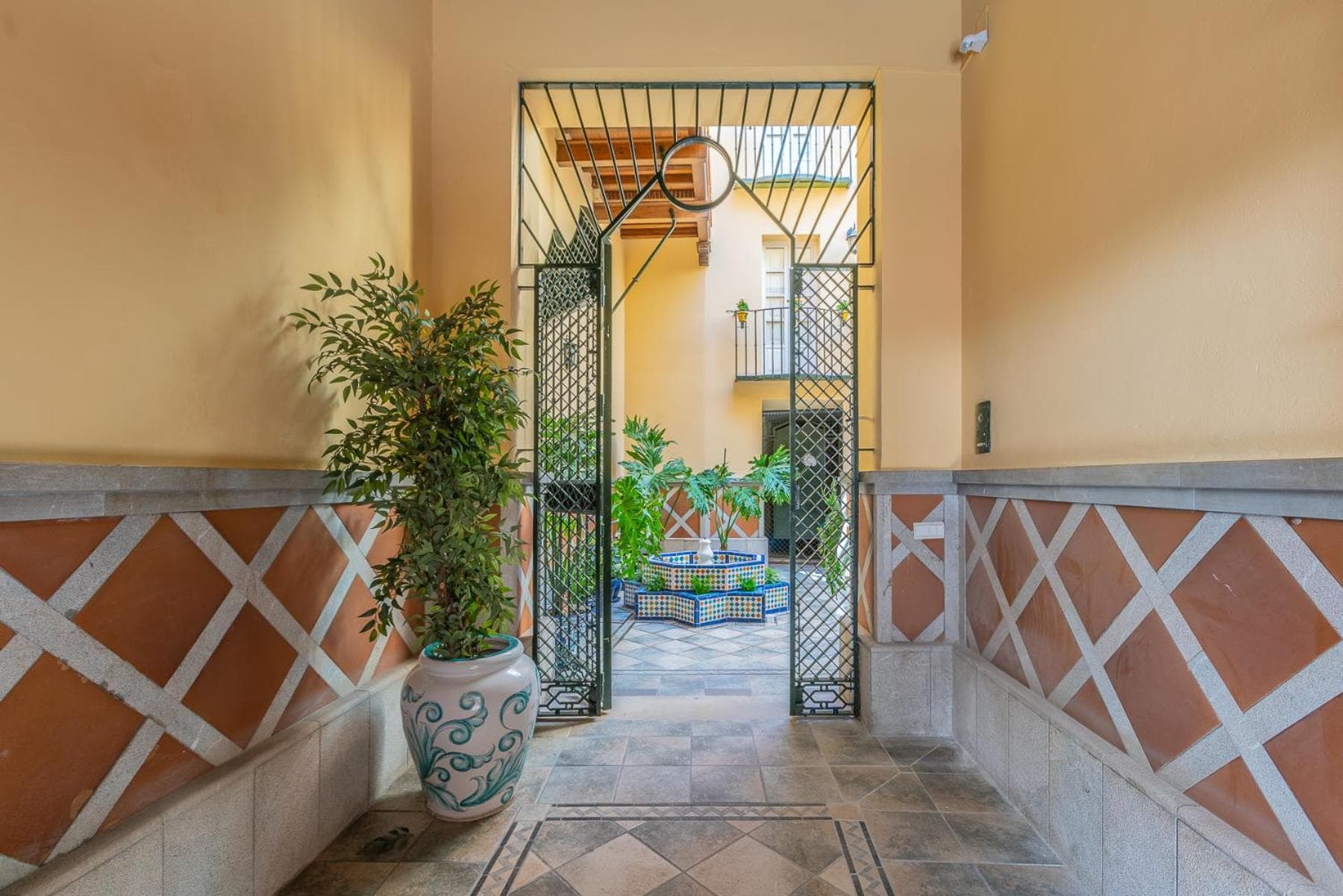 CASA MIRAFLORES — 2