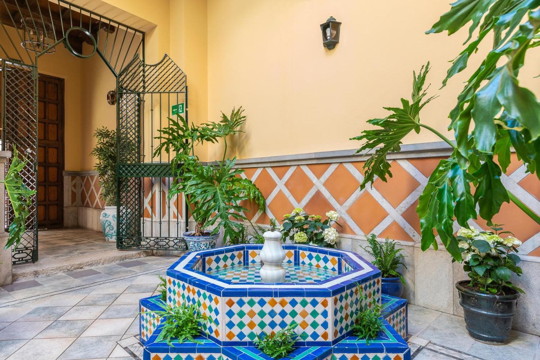 CASA MIRAFLORES — 8