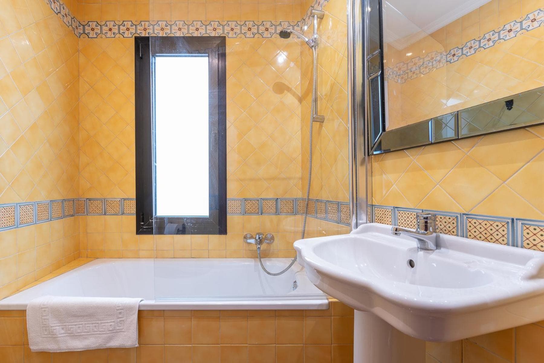 CASA MIRAFLORES — 17