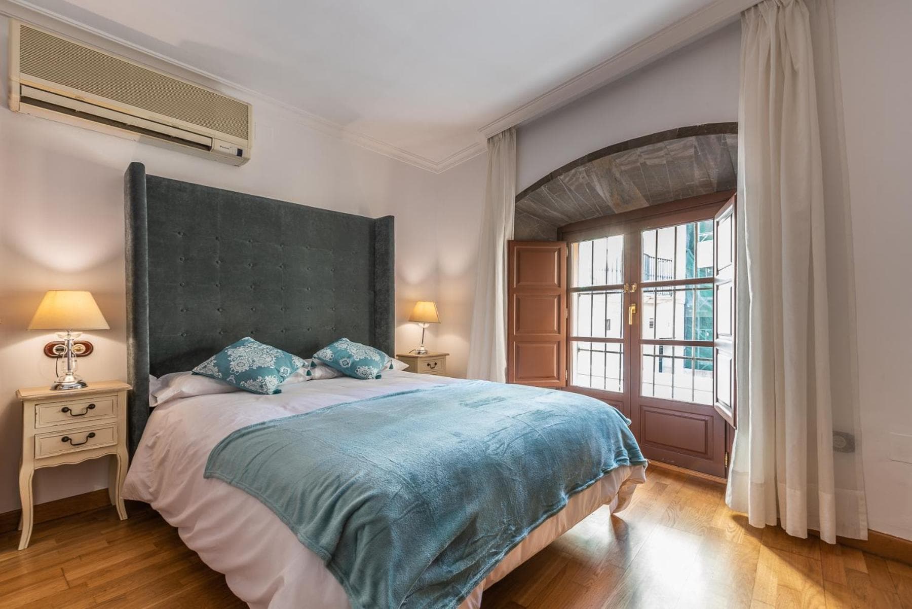CASA MIRAFLORES — 12