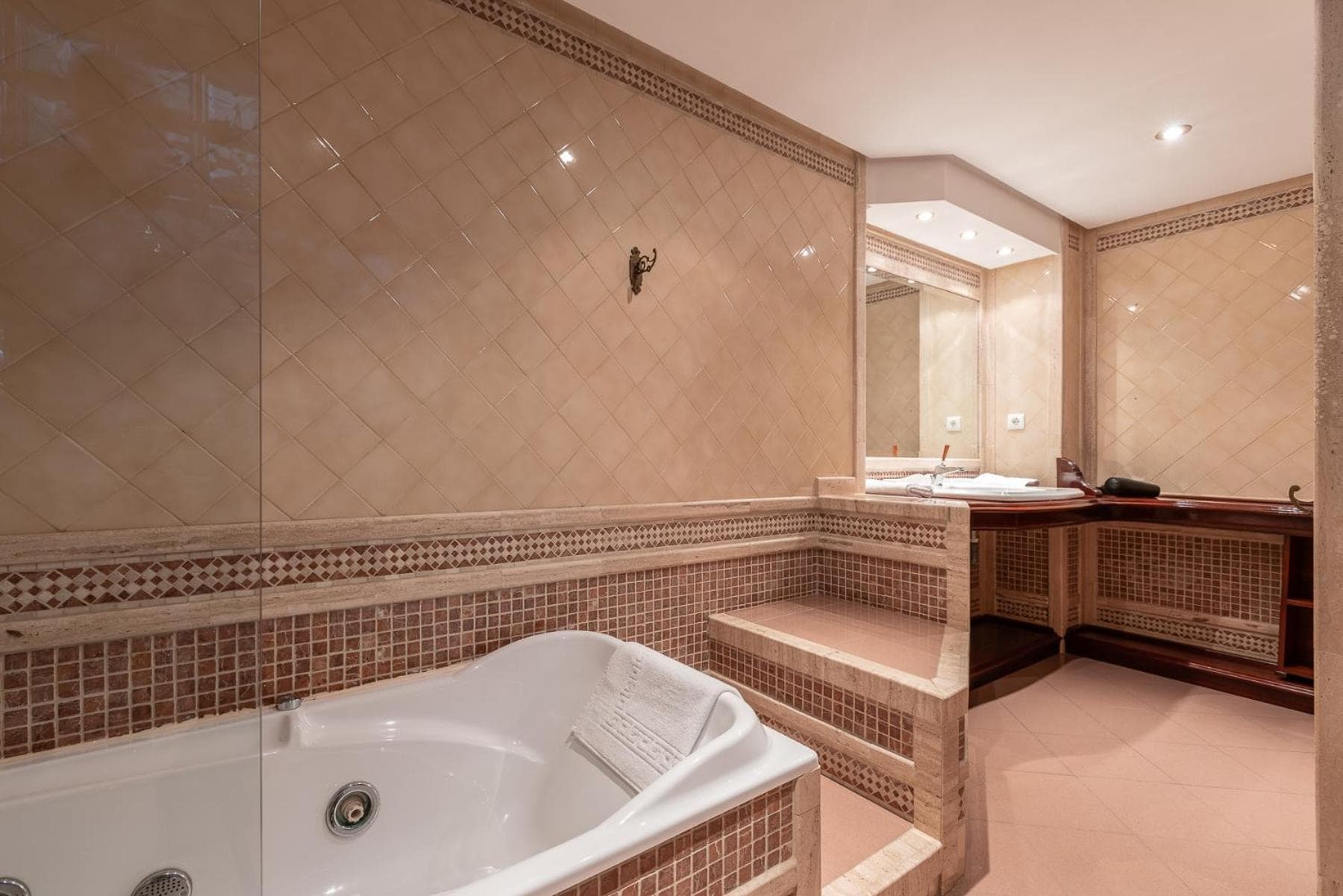 CASA MIRAFLORES — 10