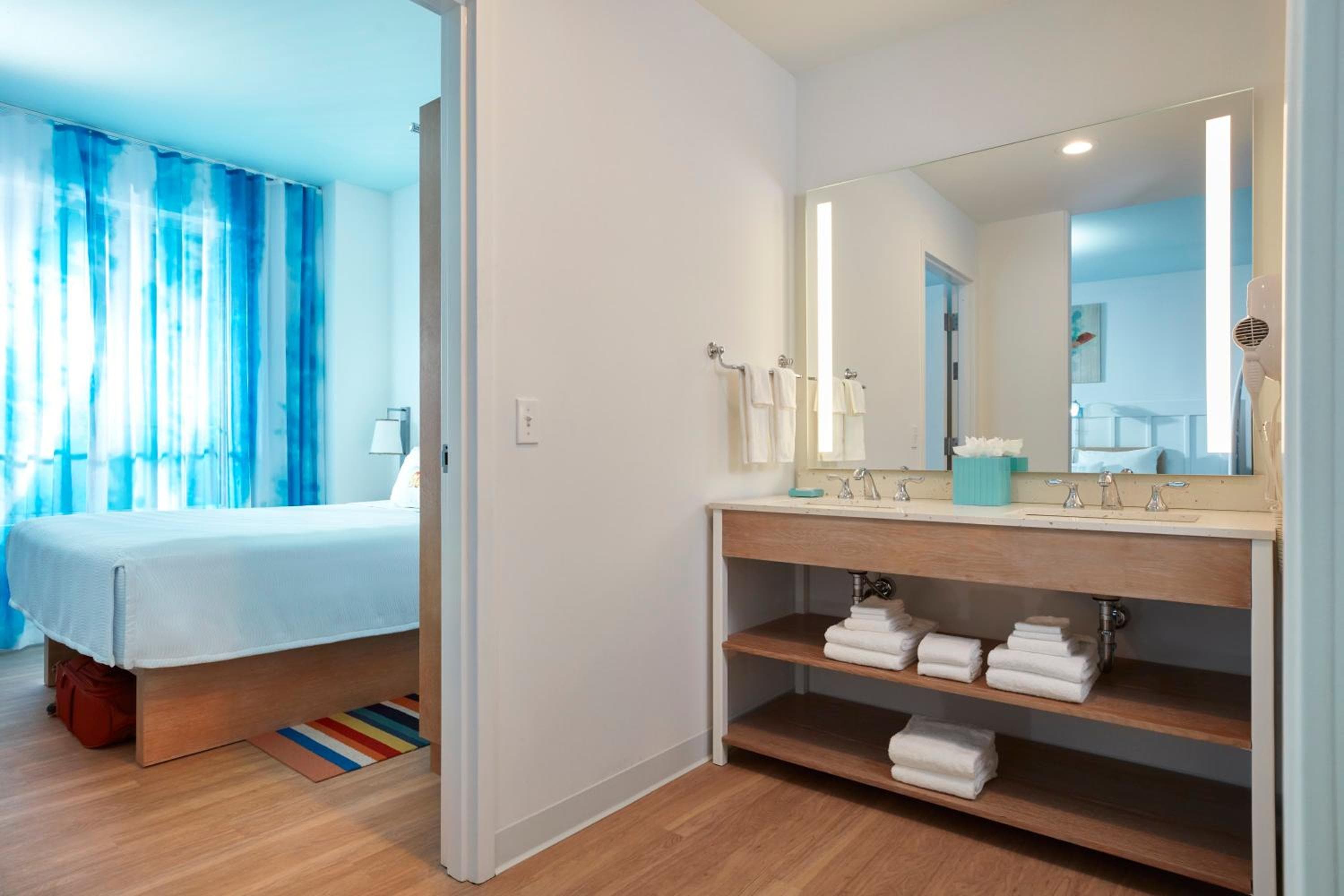 Universal's Endless Summer Resort - Surfside Inn and Suites — 12