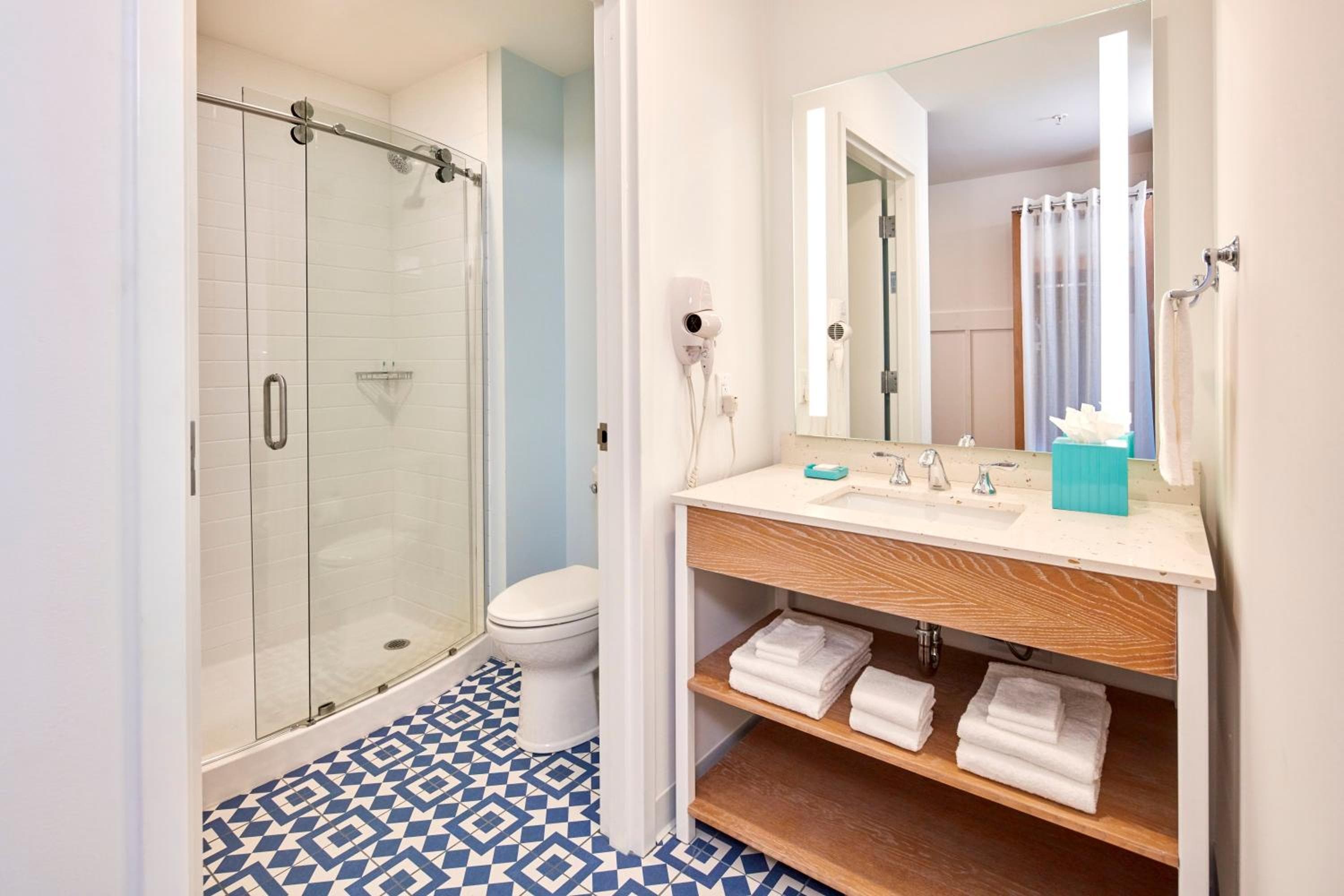 Universal's Endless Summer Resort - Surfside Inn and Suites — 7