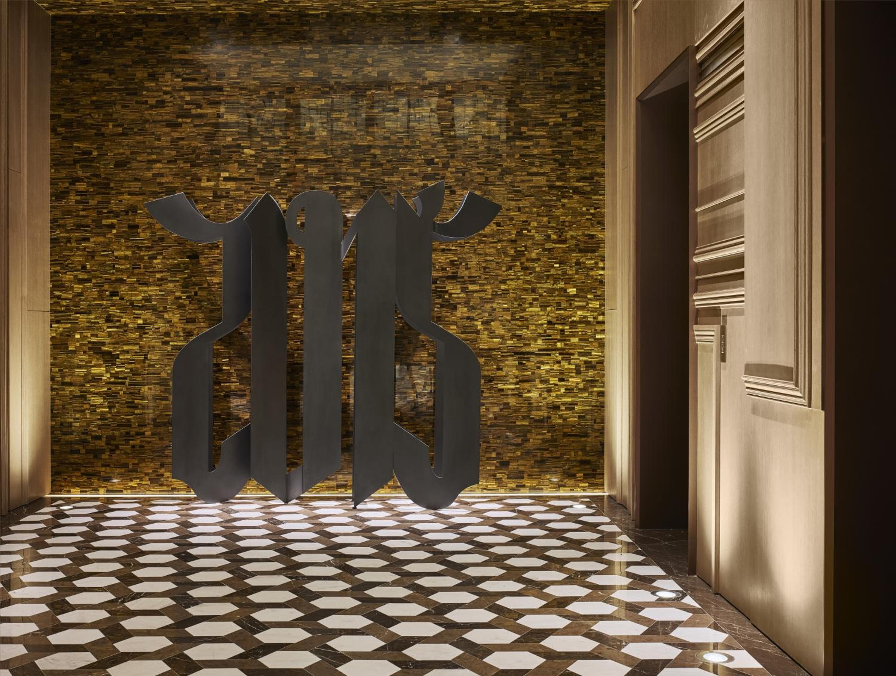Rosewood Bangkok — 18