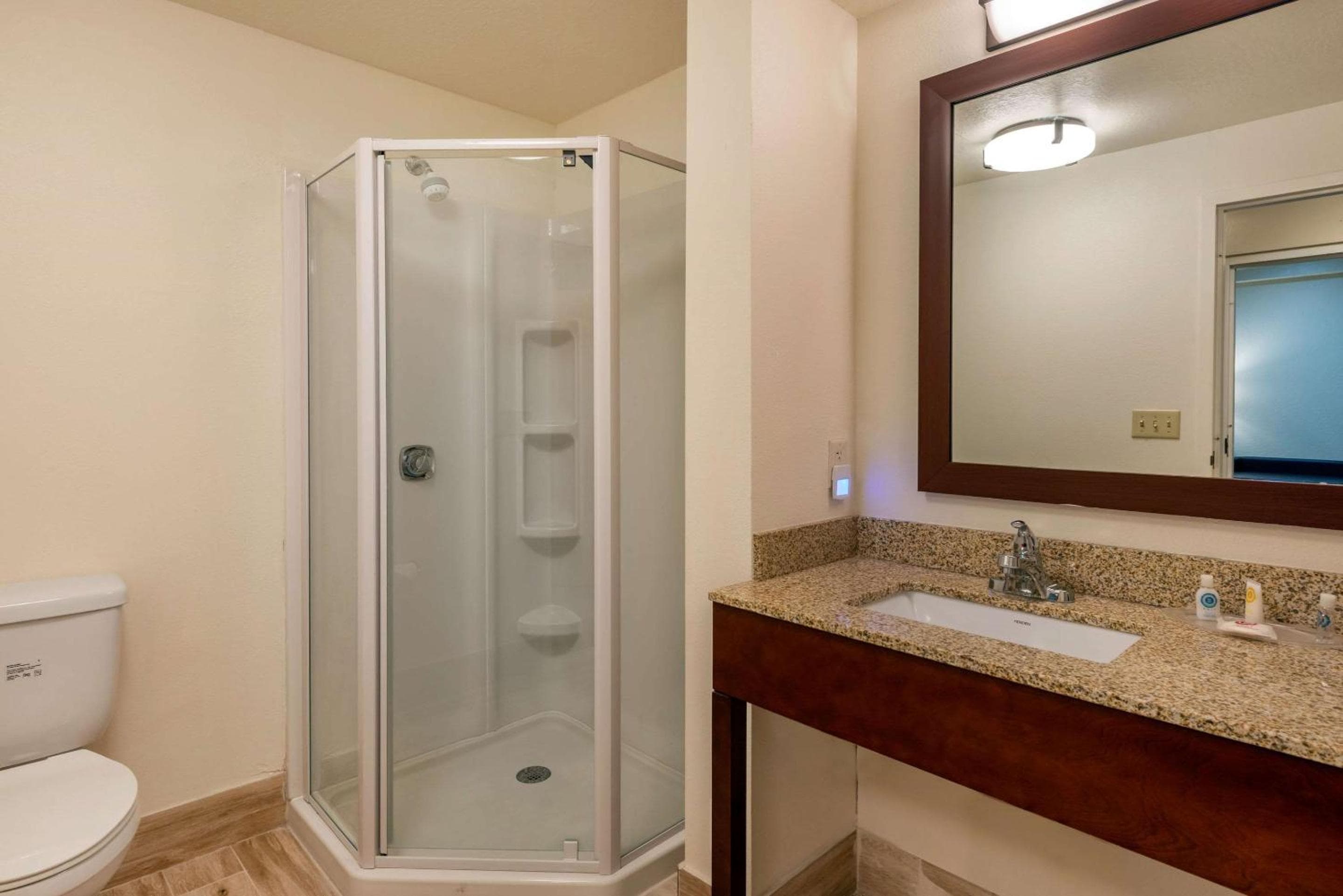 Comfort Suites Innenstadt — 11