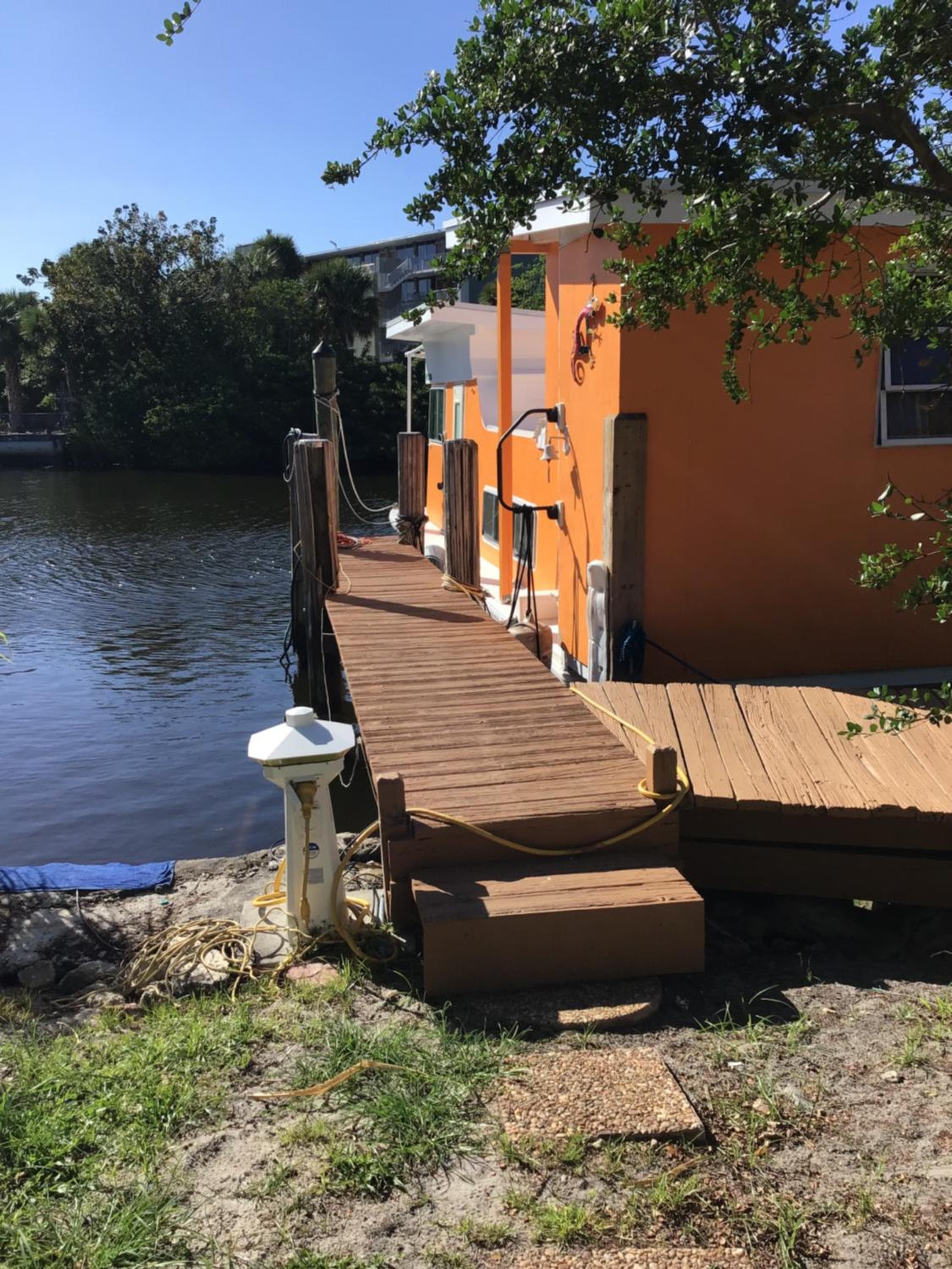 Updated houseboat on the river! — 16