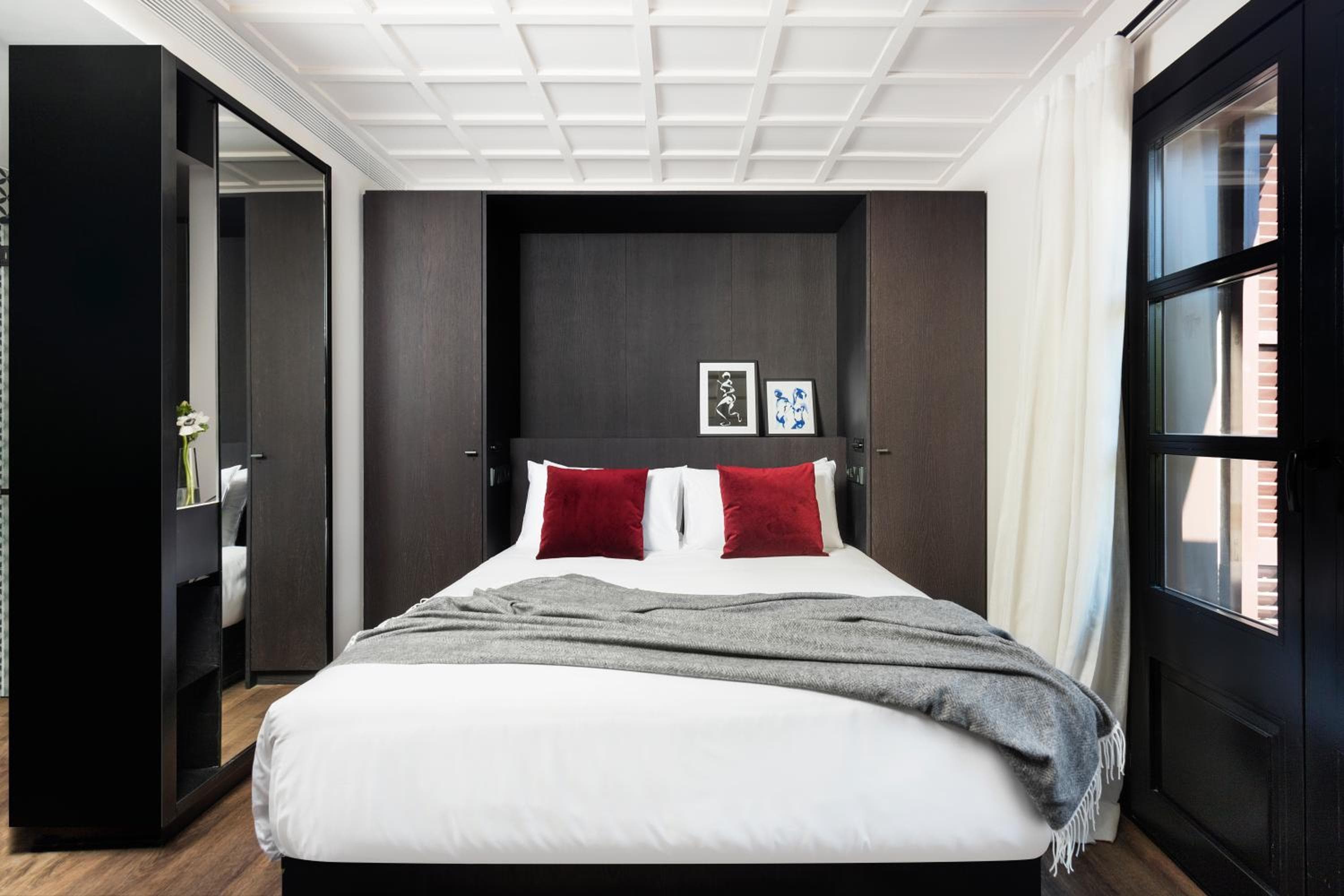 Yurbban Ramblas Boutique Hotel — 11