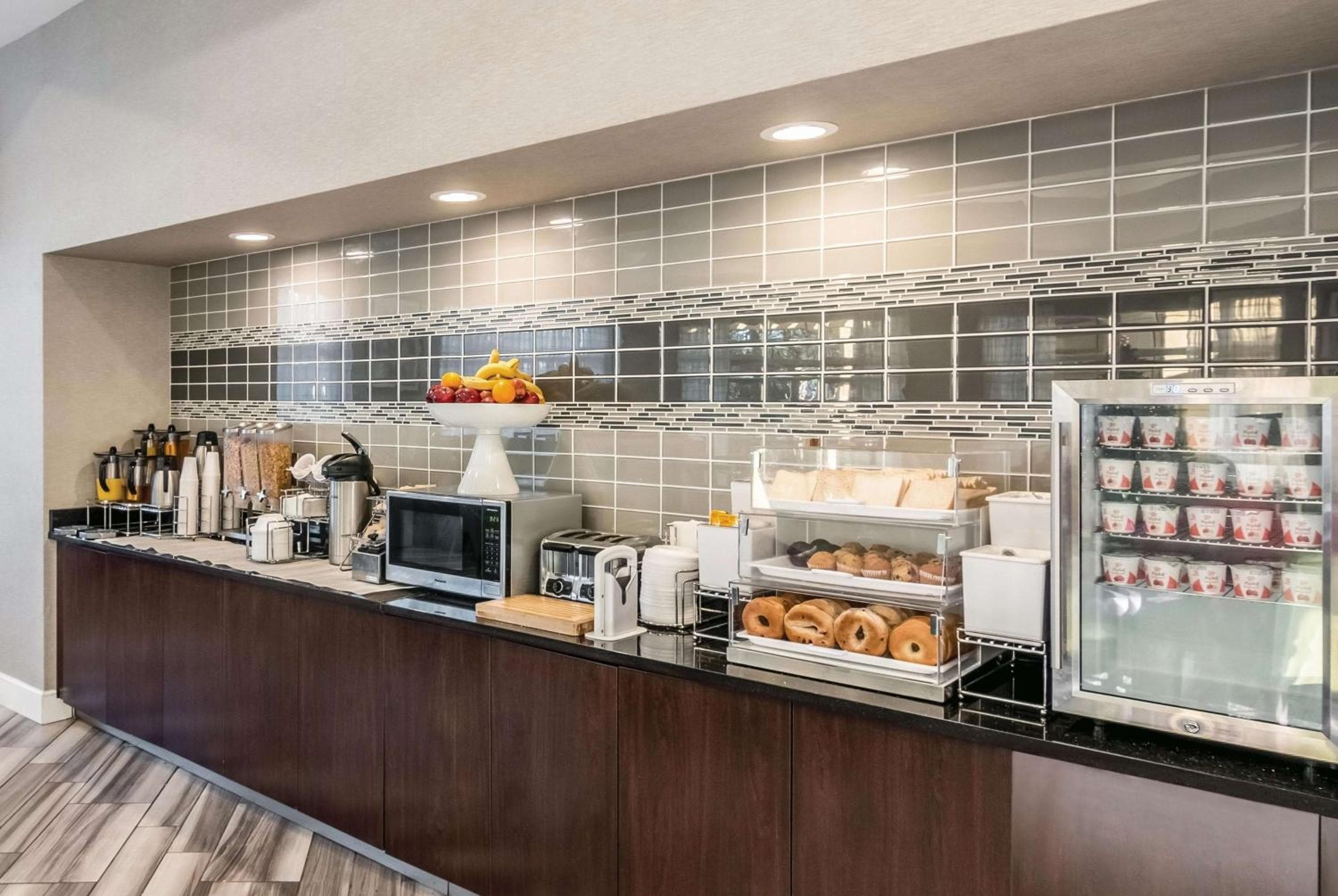 La Quinta by Wyndham Orlando Airport - On Property Food Trucks & Free Airport Shuttle! — 6
