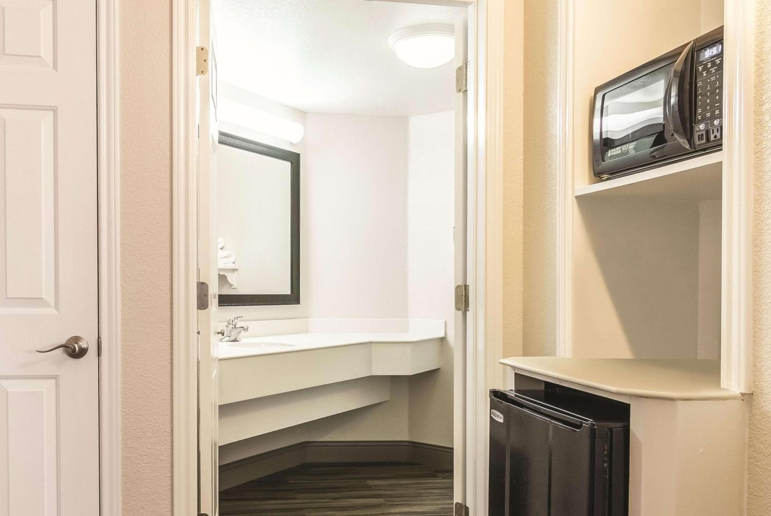 La Quinta by Wyndham Orlando Airport - On Property Food Trucks & Free Airport Shuttle! — 29