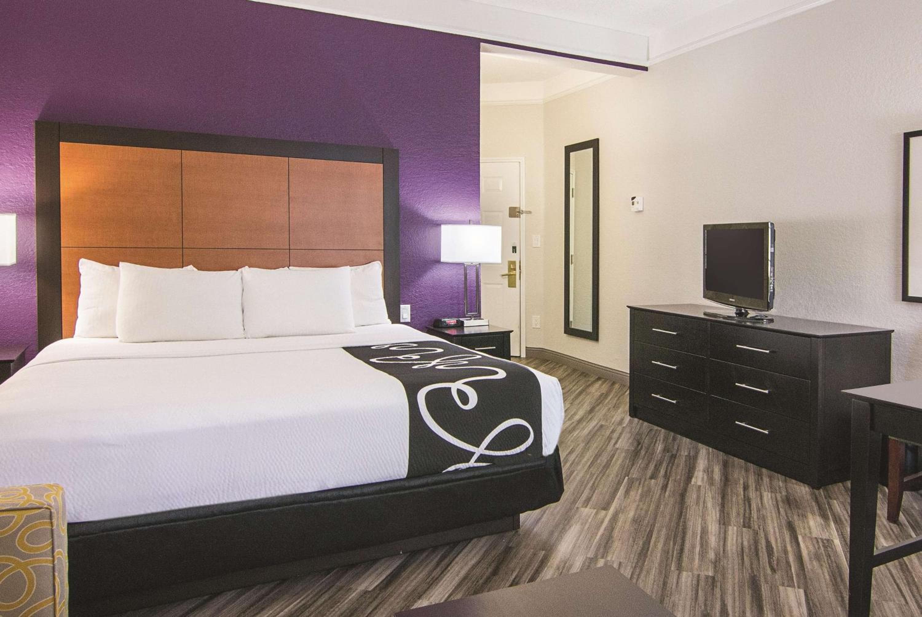 La Quinta by Wyndham Orlando Airport - On Property Food Trucks & Free Airport Shuttle! — 24