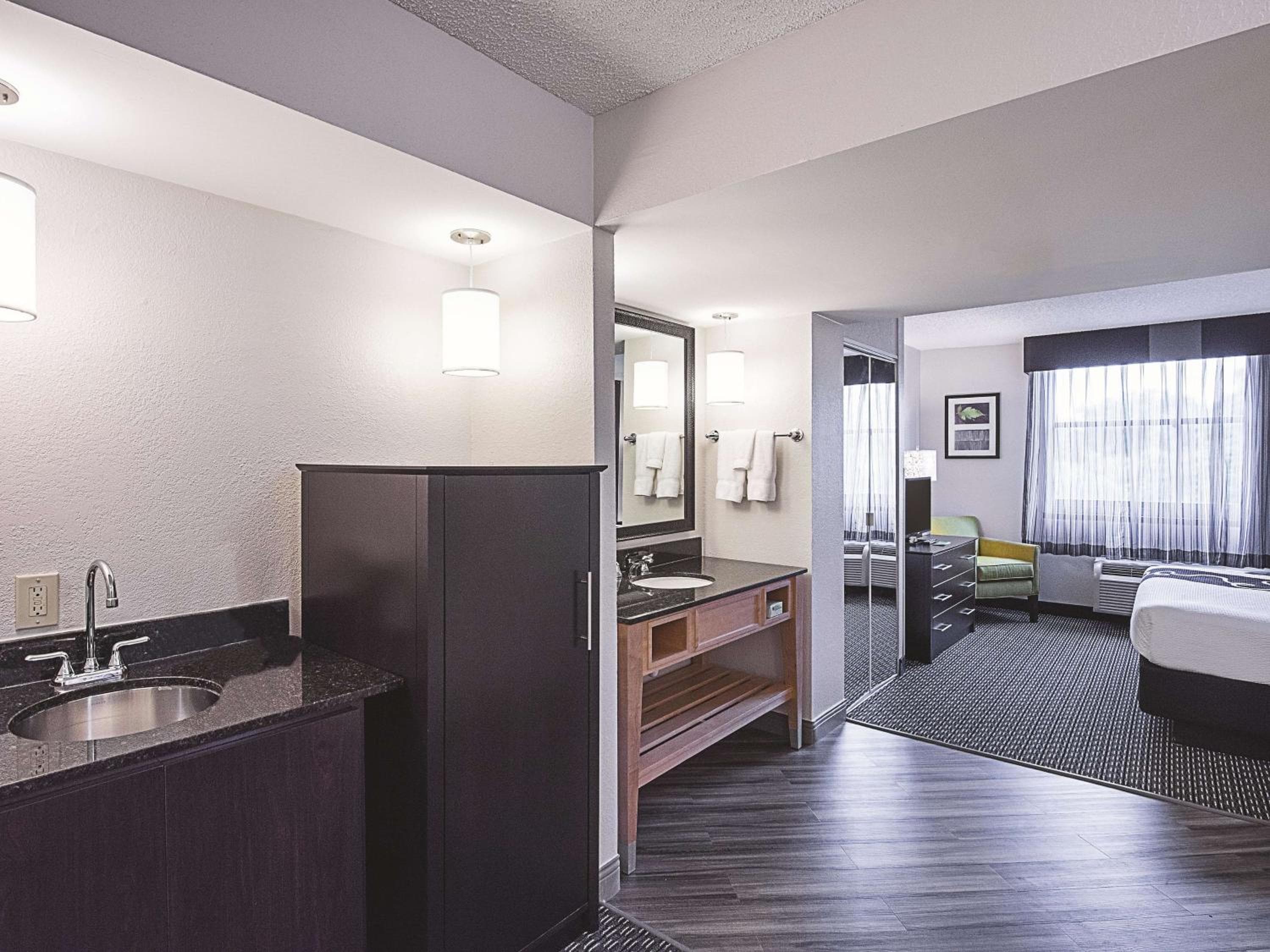 La Quinta by Wyndham Plantation at SW 6th St — 4
