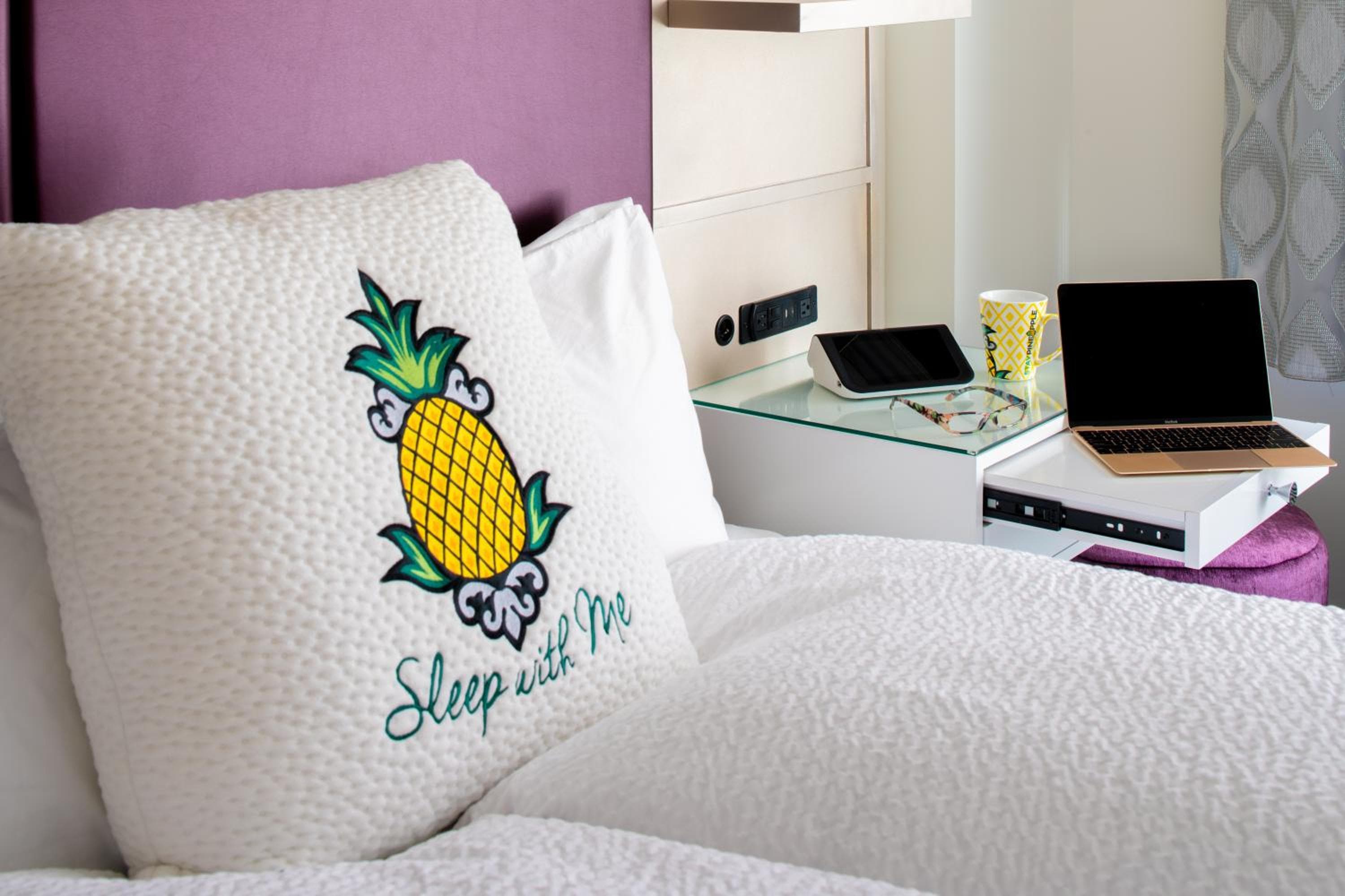 Staypineapple, An Artful Hotel, Midtown New York — 11