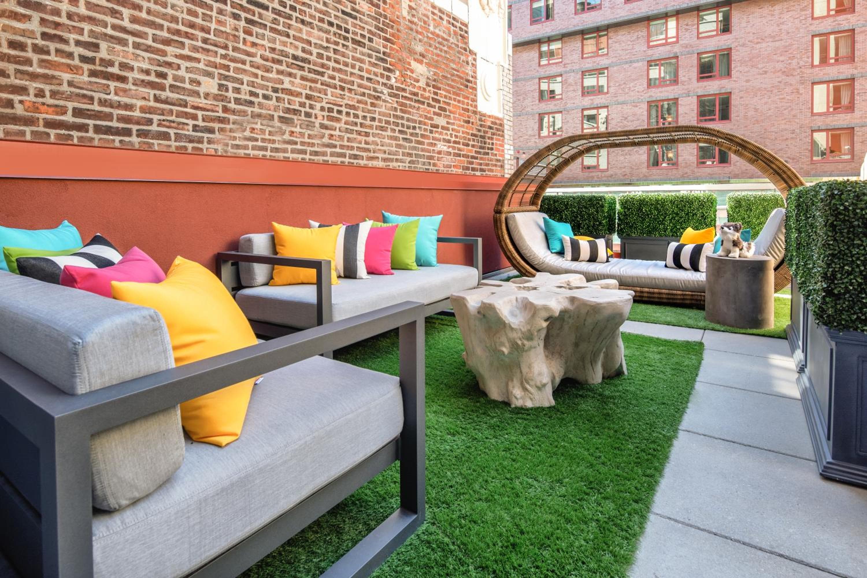 Staypineapple, An Artful Hotel, Midtown New York — 4
