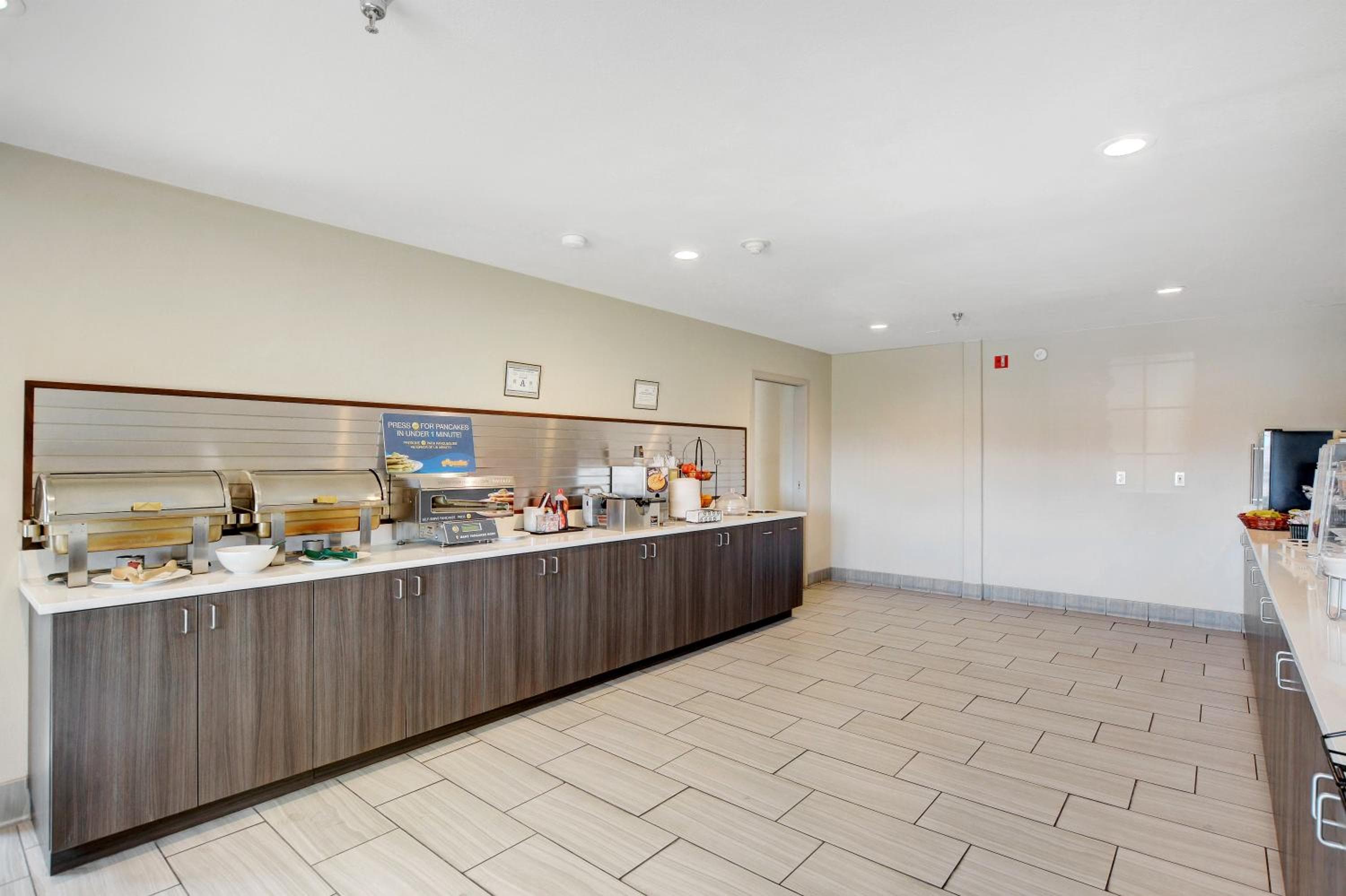 La Quinta Inn & Suites by Wyndham Las Vegas Nellis — 21