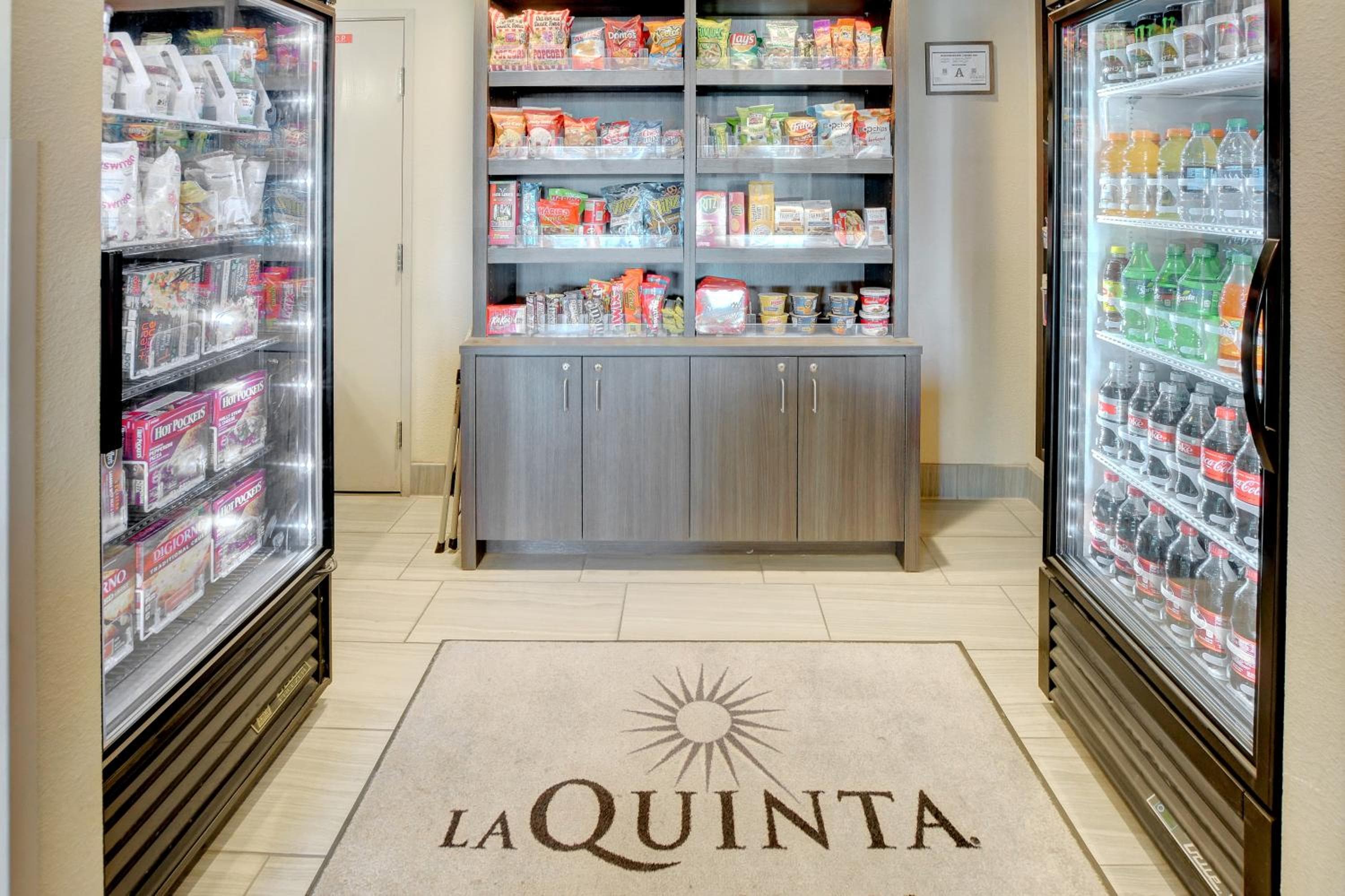 La Quinta Inn & Suites by Wyndham Las Vegas Nellis — 20