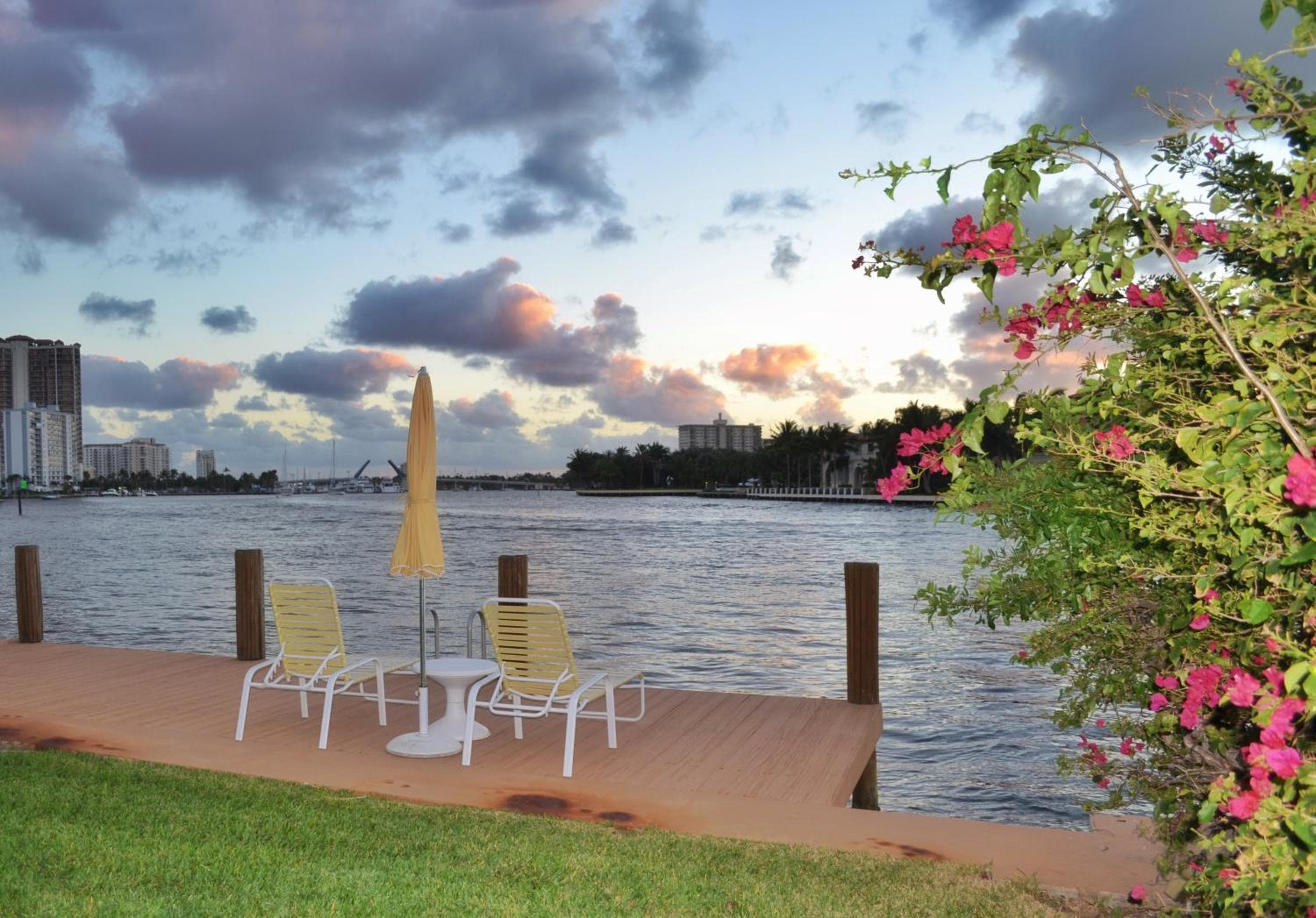 Fort Lauderdale Yacht und Beach Club 416 — 17