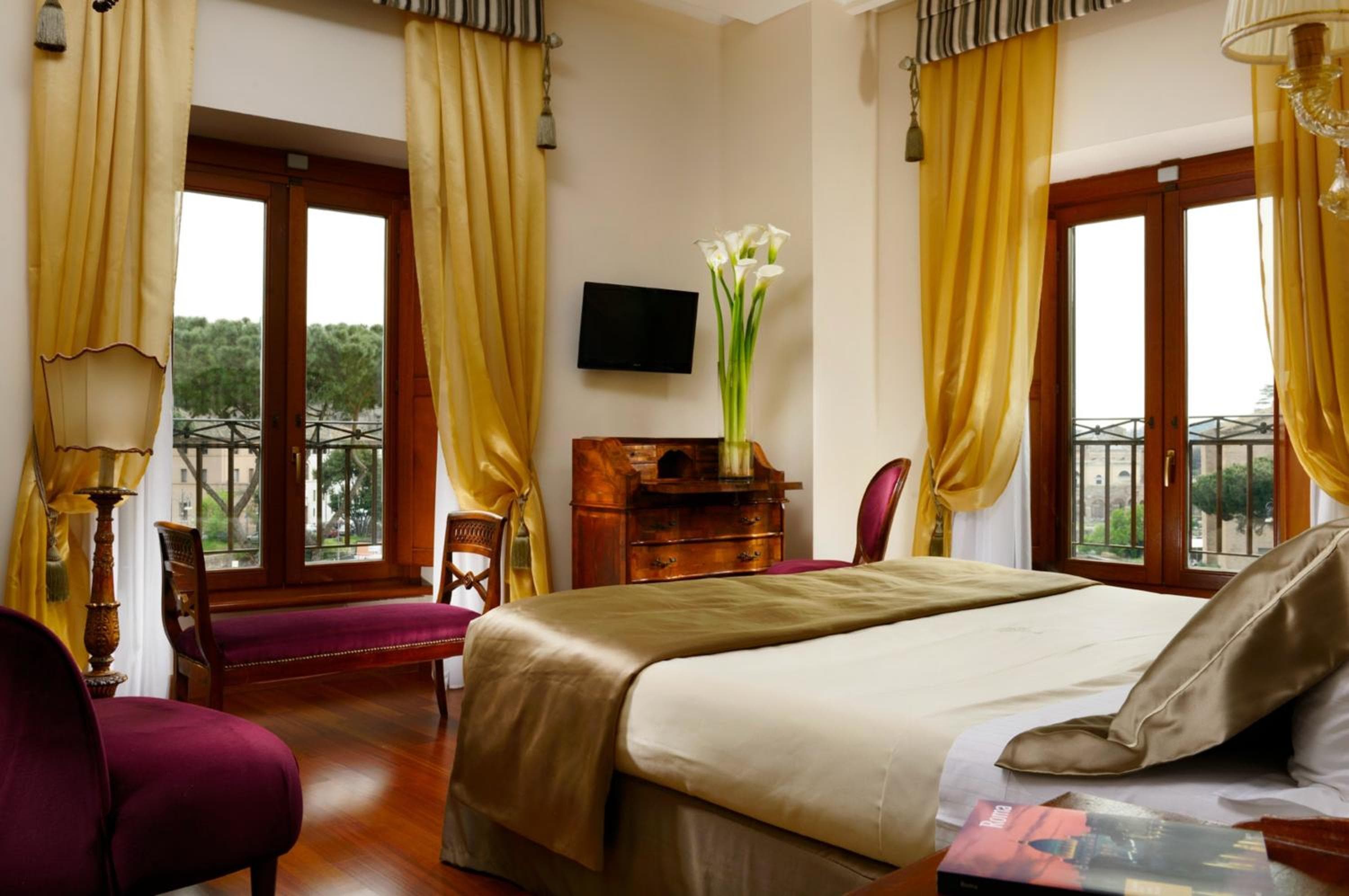 Hotel Forum — 12