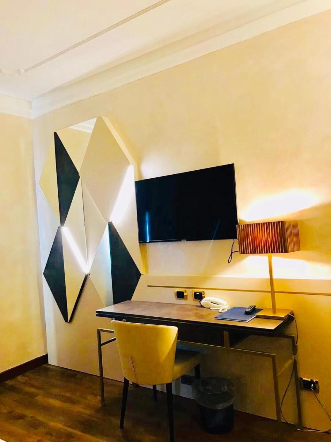 Hotel Mythos — 22