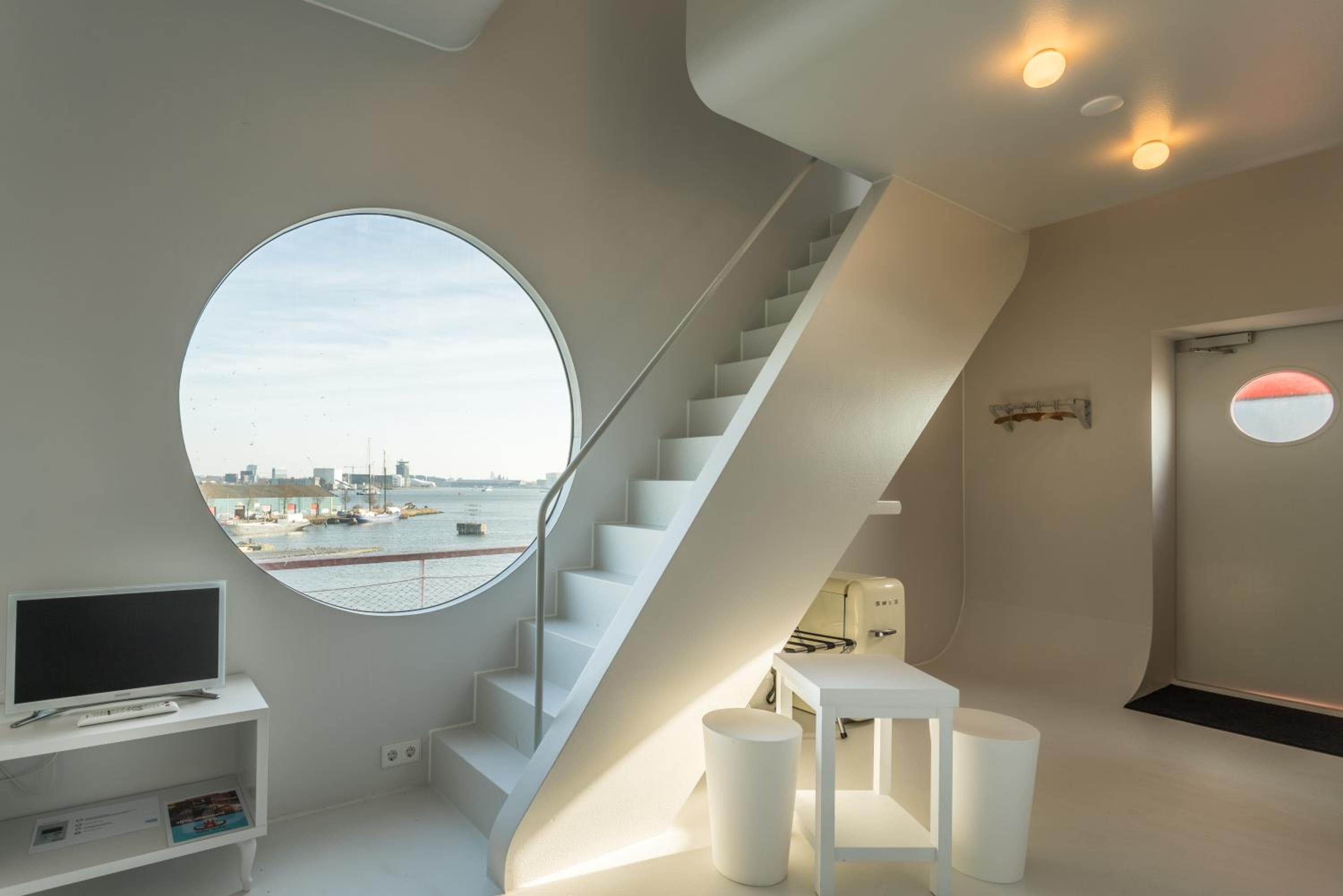 Botel — 23