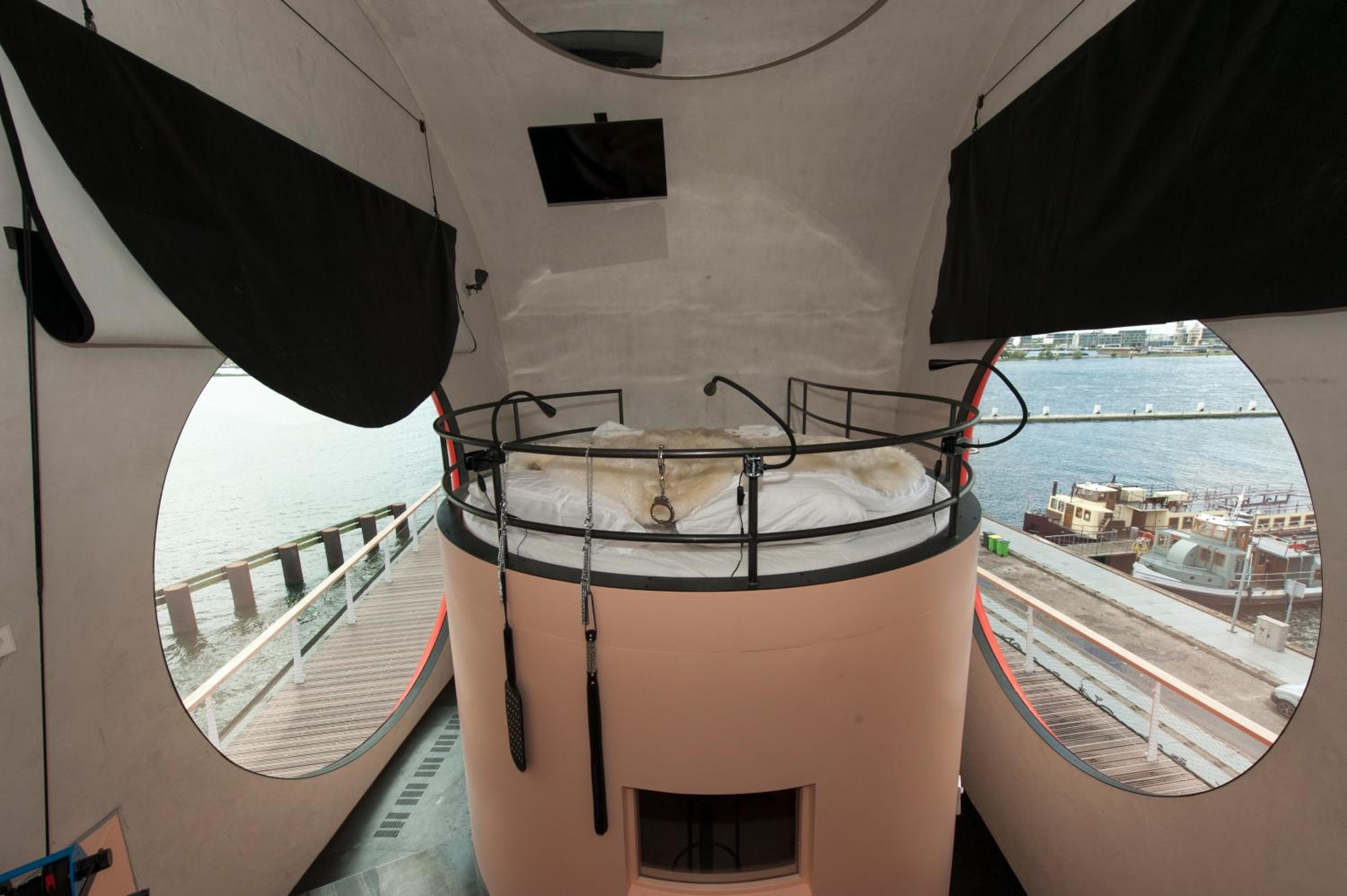 Botel — 17