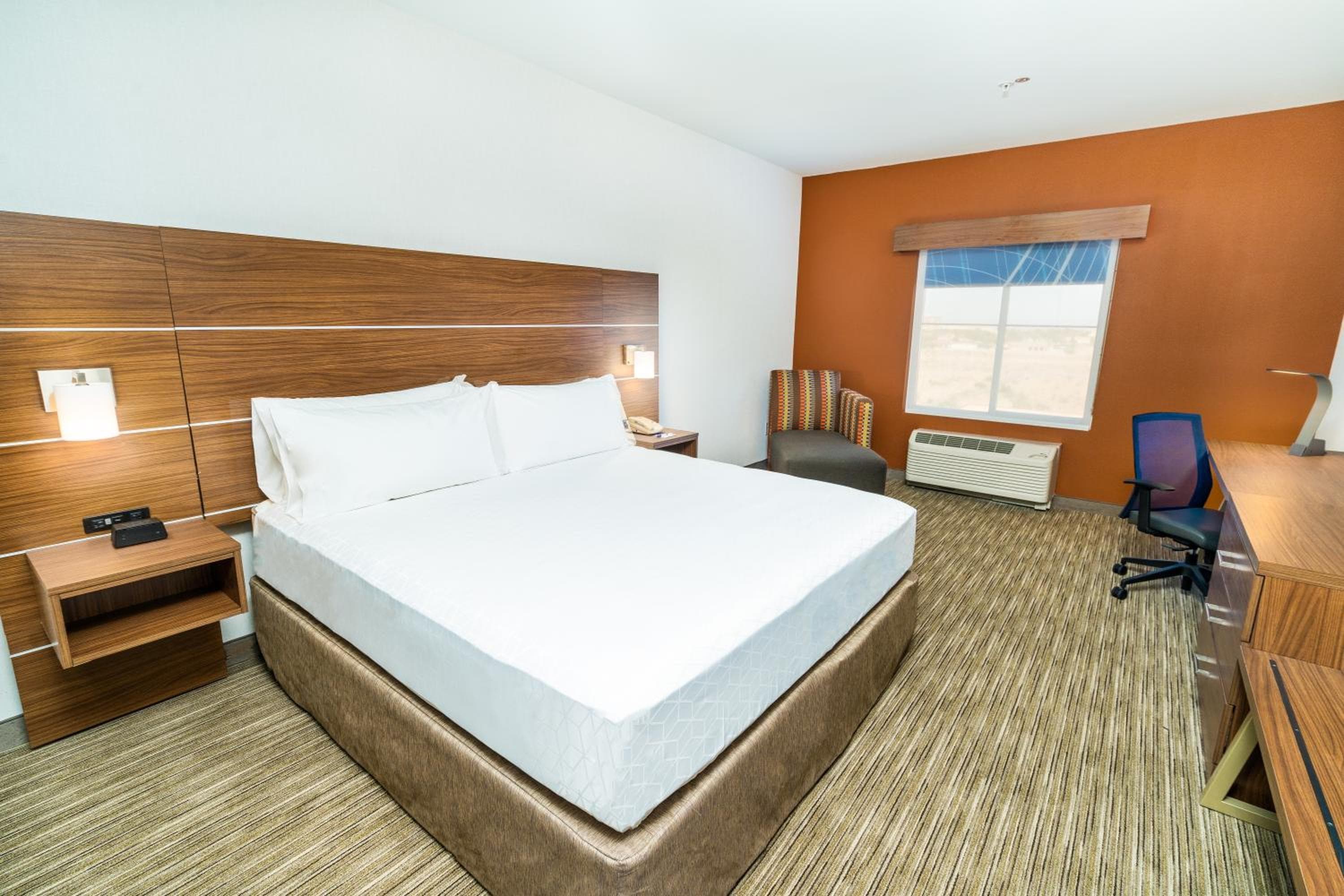Holiday Inn Express & Suites Las Vegas SW Springvalley, un hotel IHG — 3