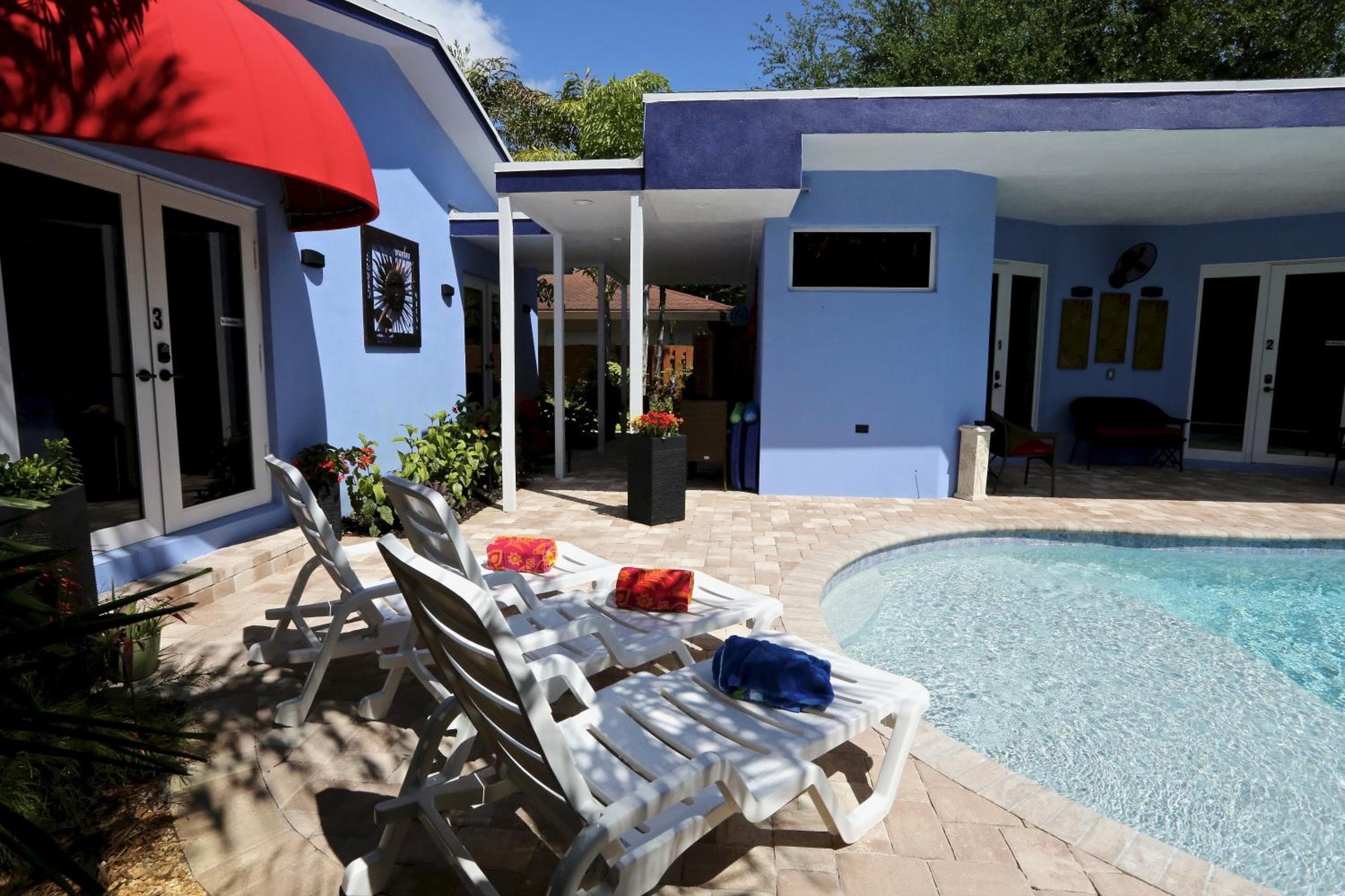 Fantasy Island Inn, dirigido a hombres — 2