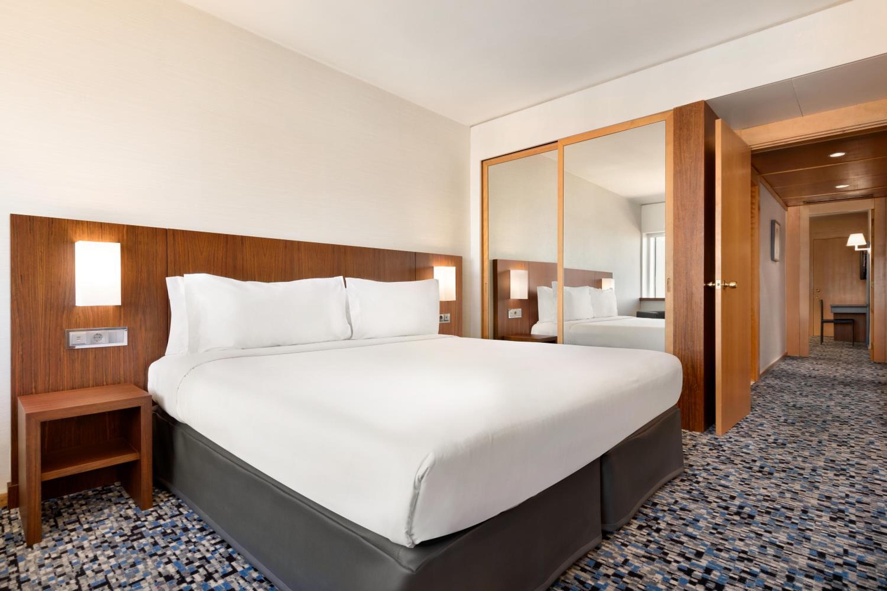 Ramada by Wyndham Lissabon — 24