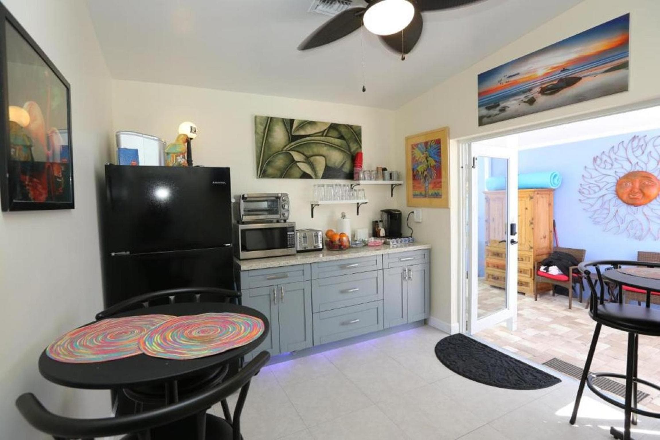 Fantasy Island Inn, dirigido a hombres — 28