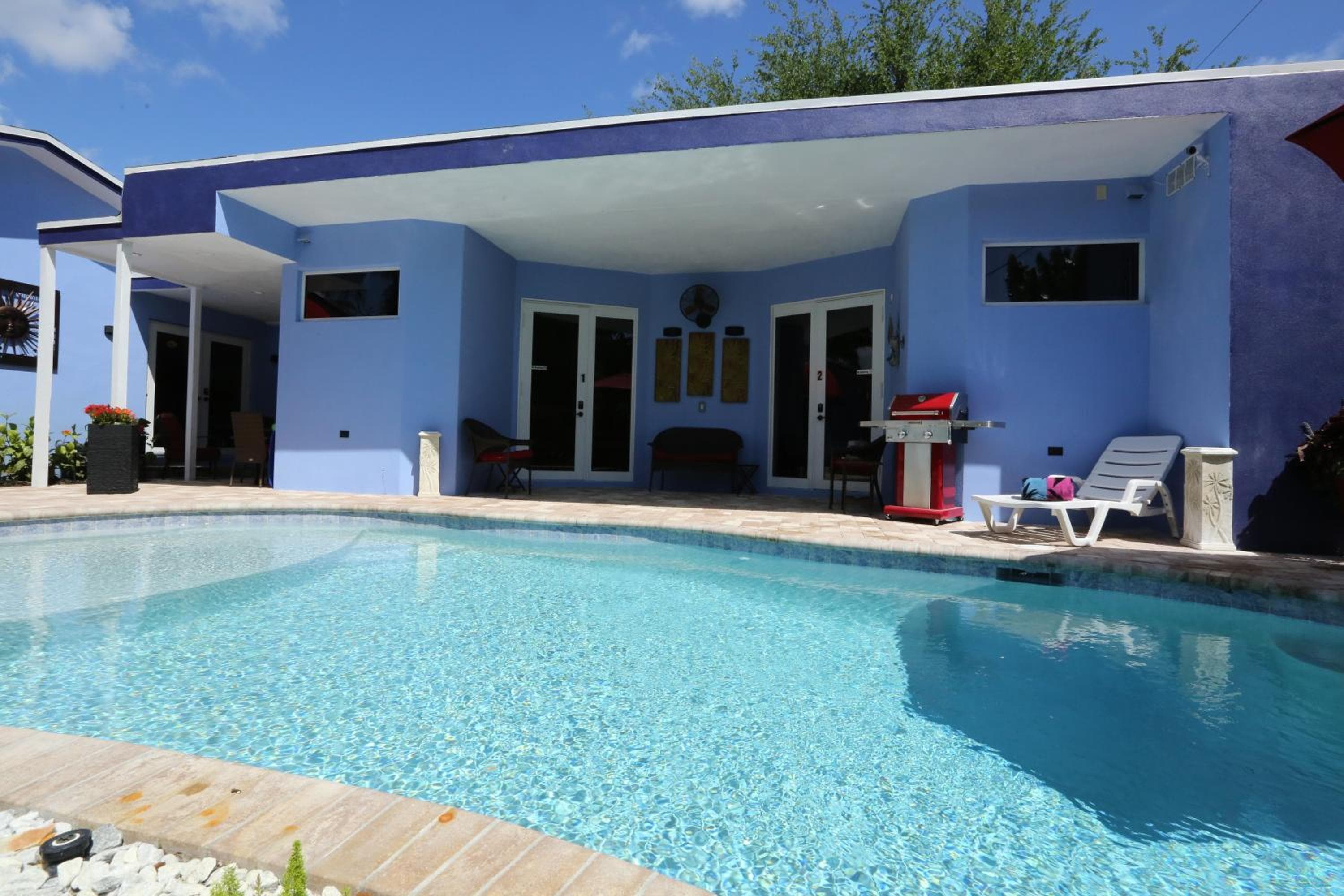 Fantasy Island Inn, dirigido a hombres — 21