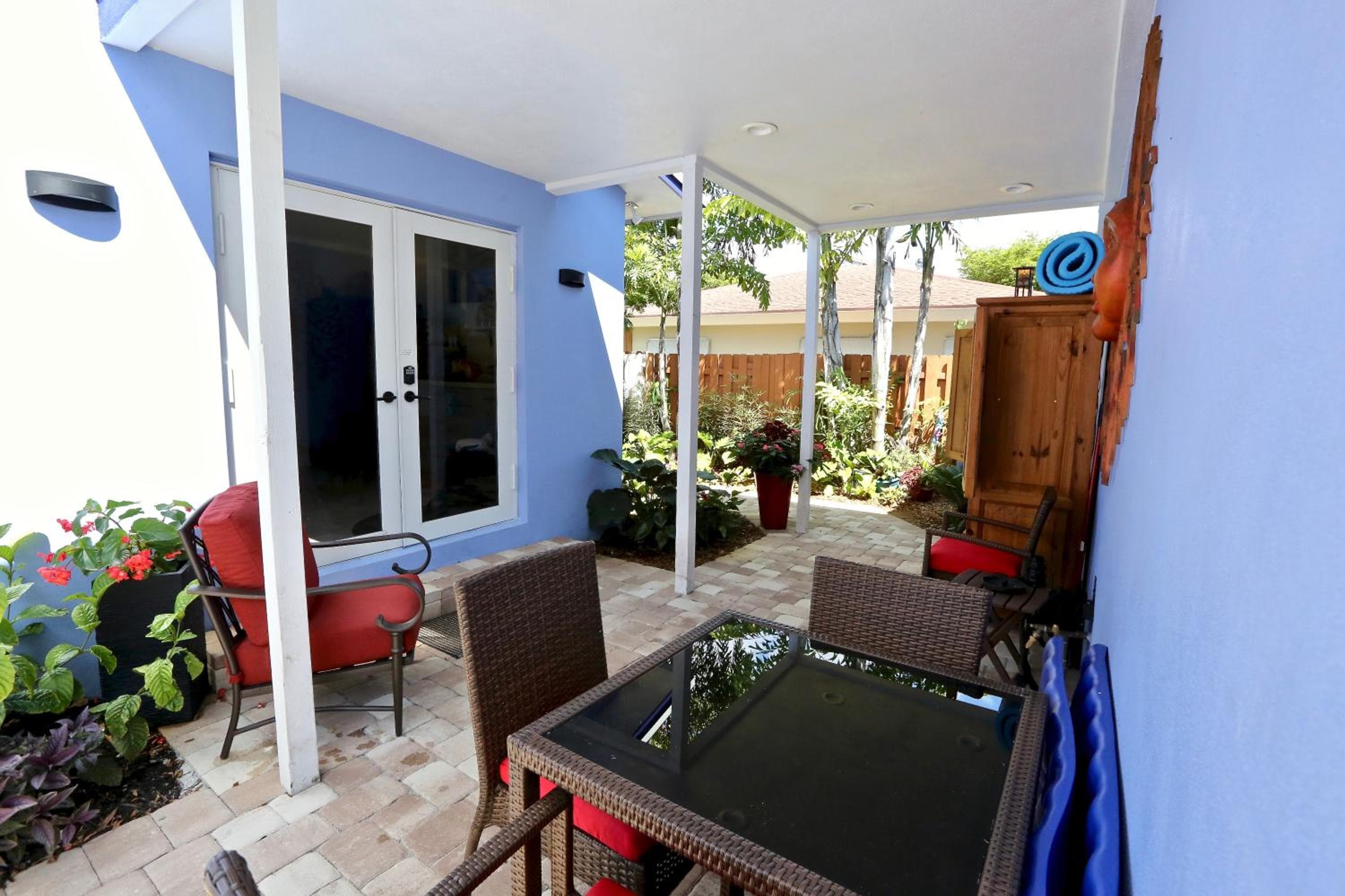 Fantasy Island Inn, dirigido a hombres — 23