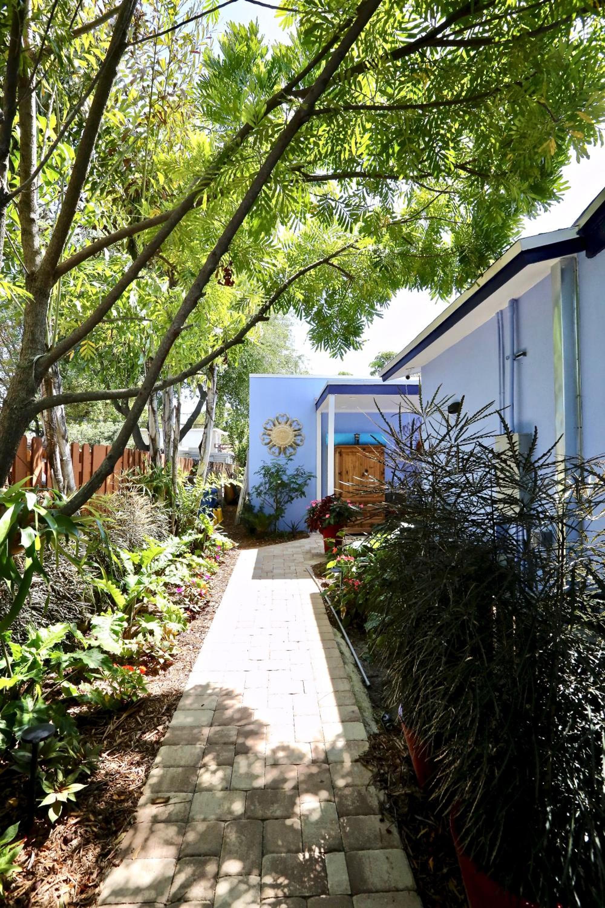 Fantasy Island Inn, dirigido a hombres — 25