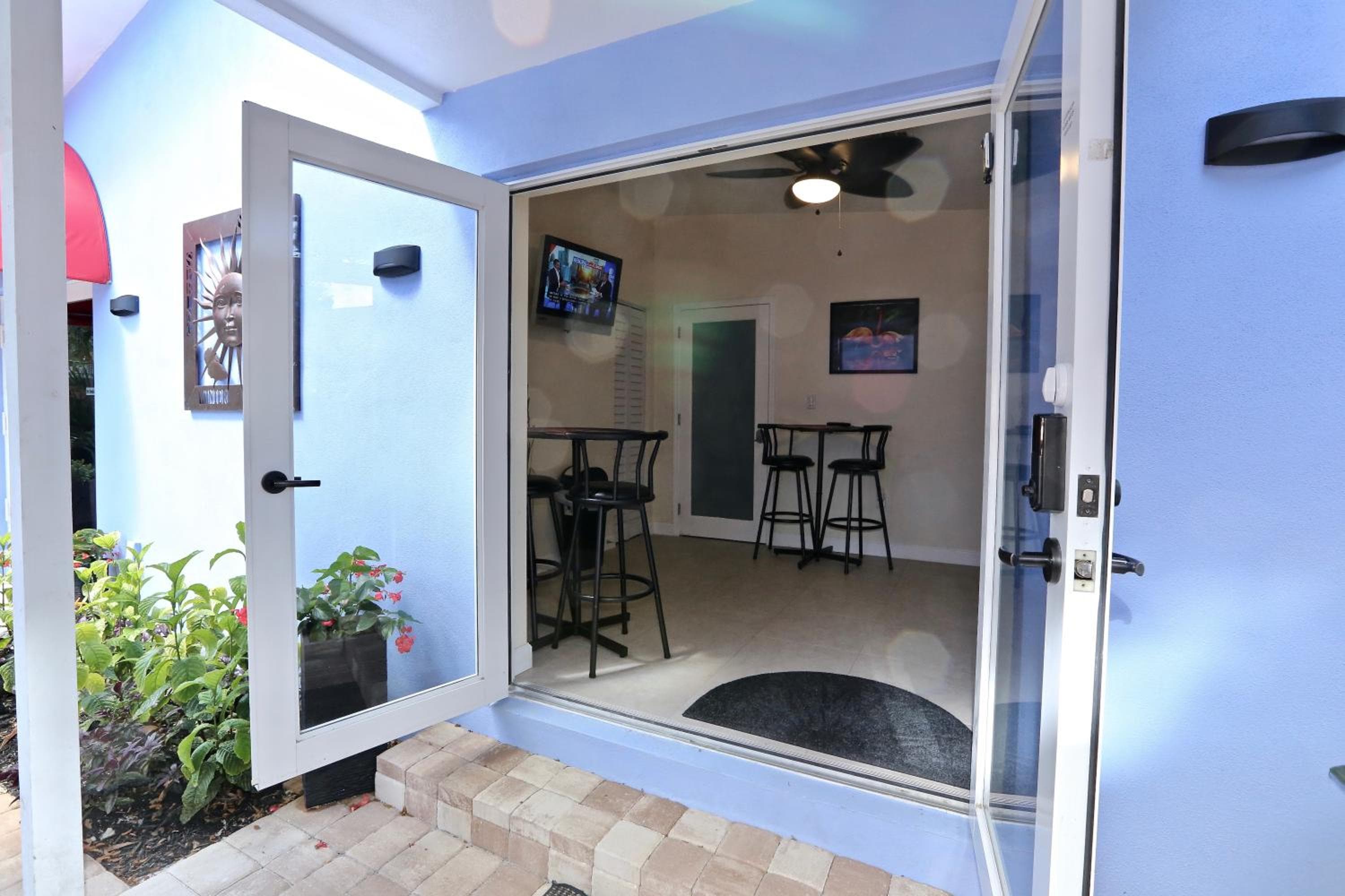 Fantasy Island Inn, dirigido a hombres — 27