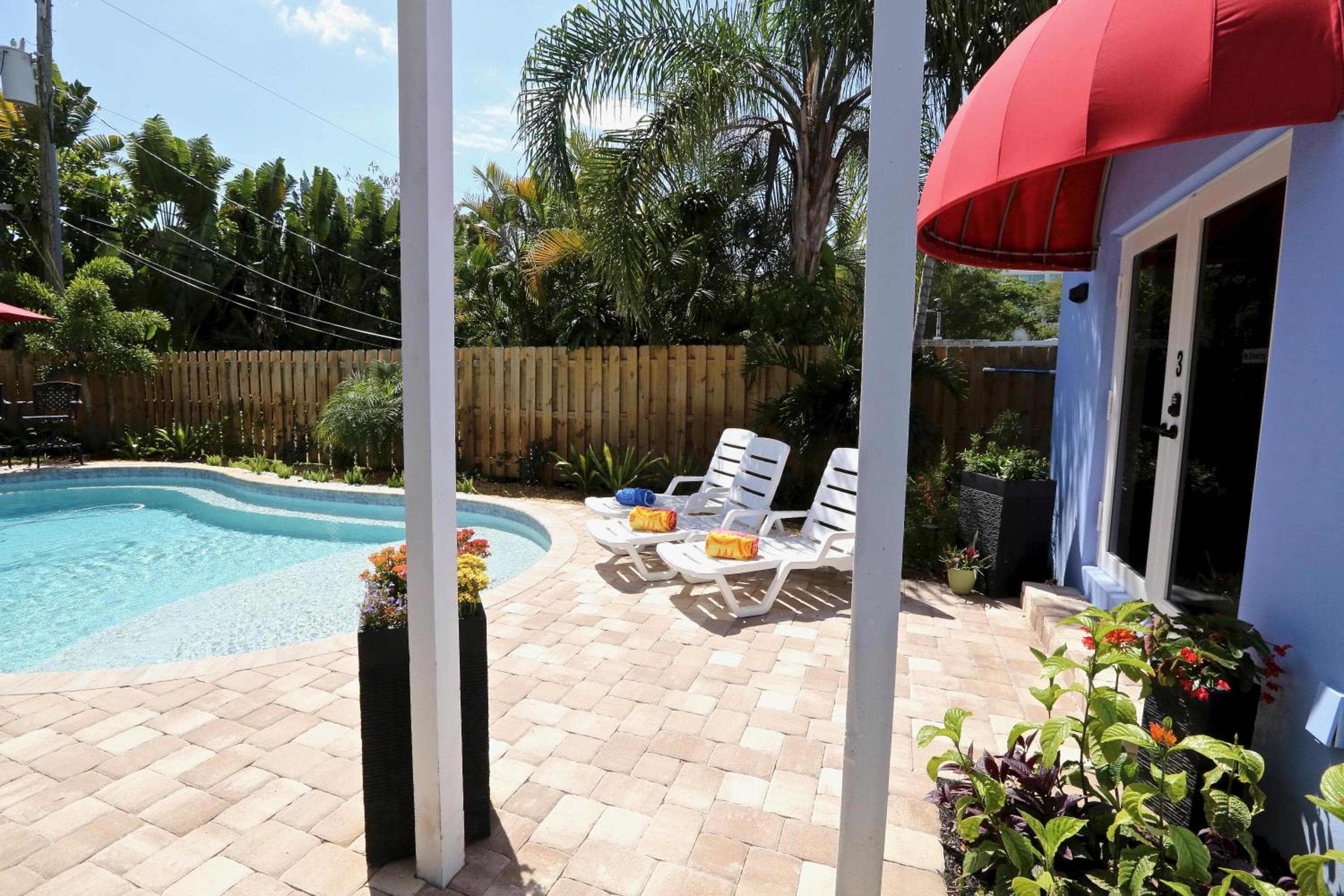 Fantasy Island Inn, dirigido a hombres — 15