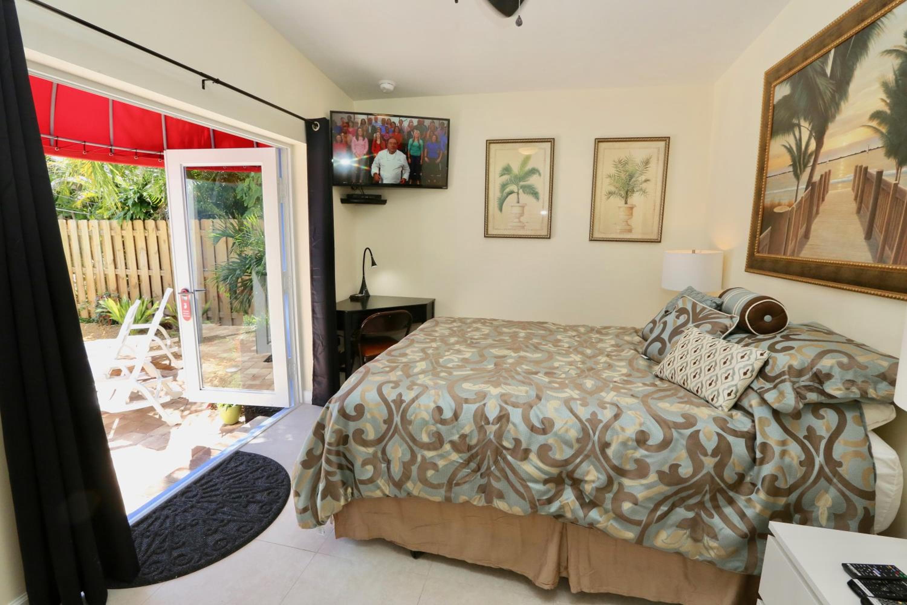 Fantasy Island Inn, dirigido a hombres — 10