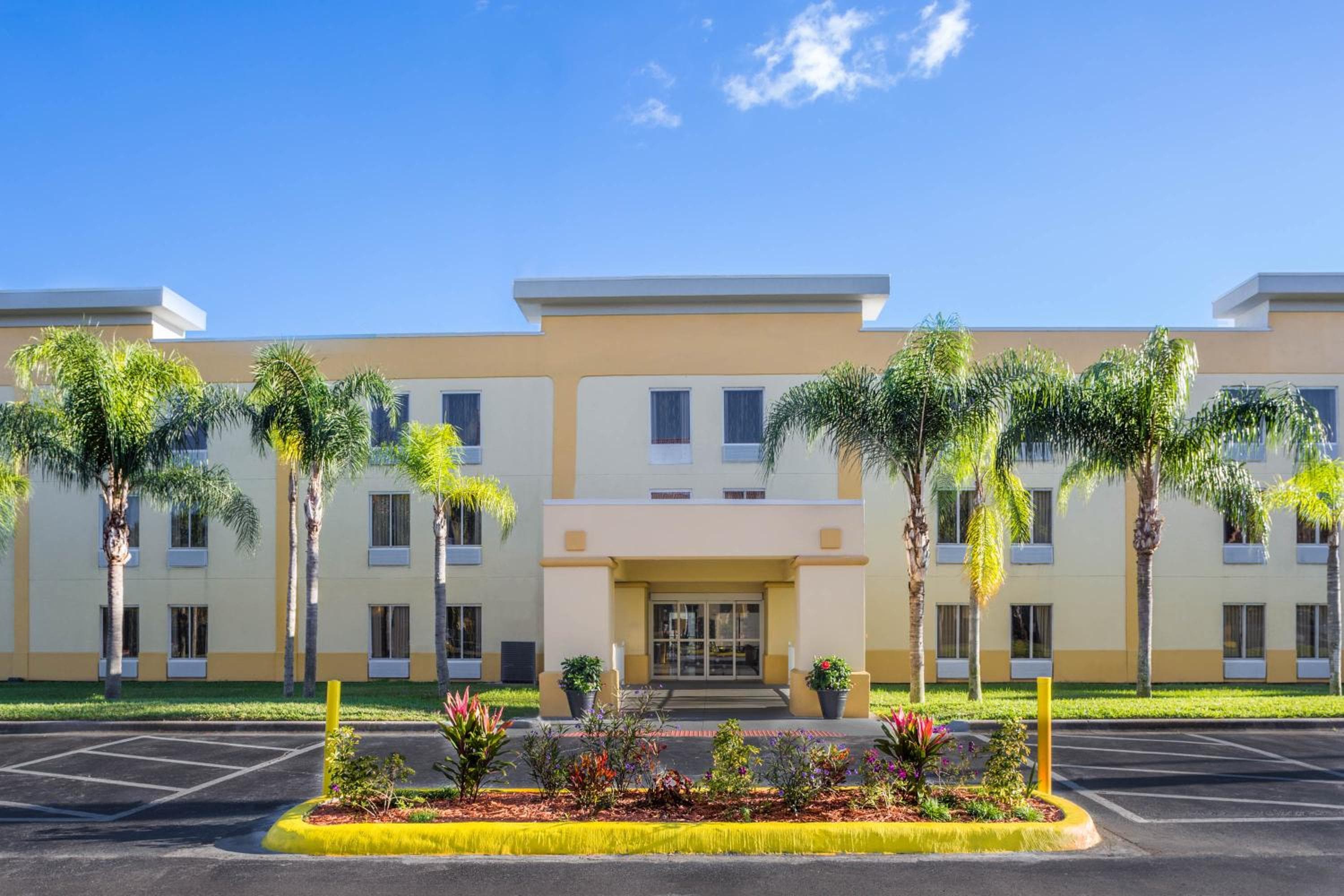 La Quinta by Wyndham Orlando Universal area - Free Shuttle to Universal — 2