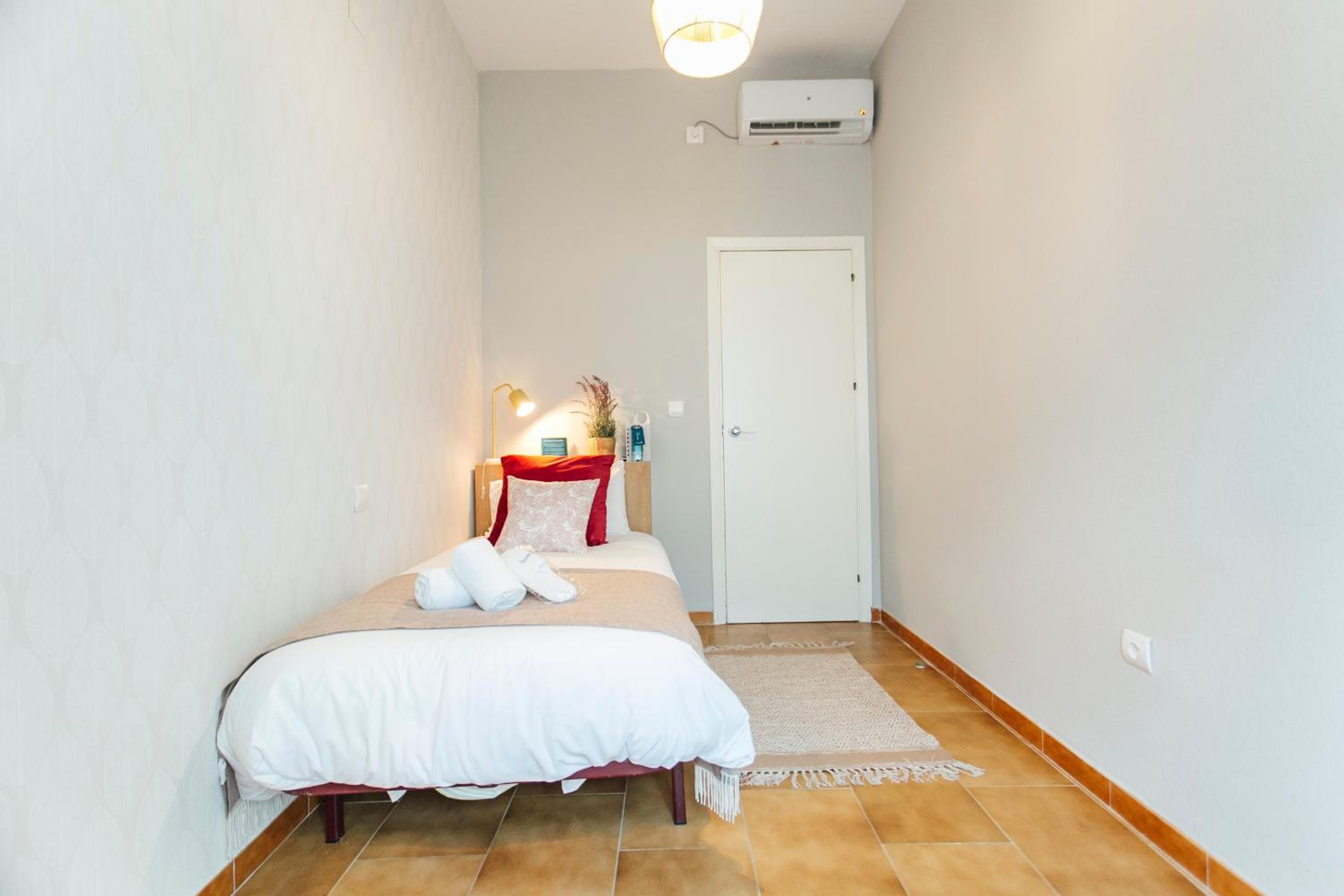 Bright Apt Full of Light Near El Divino Salvador — 2