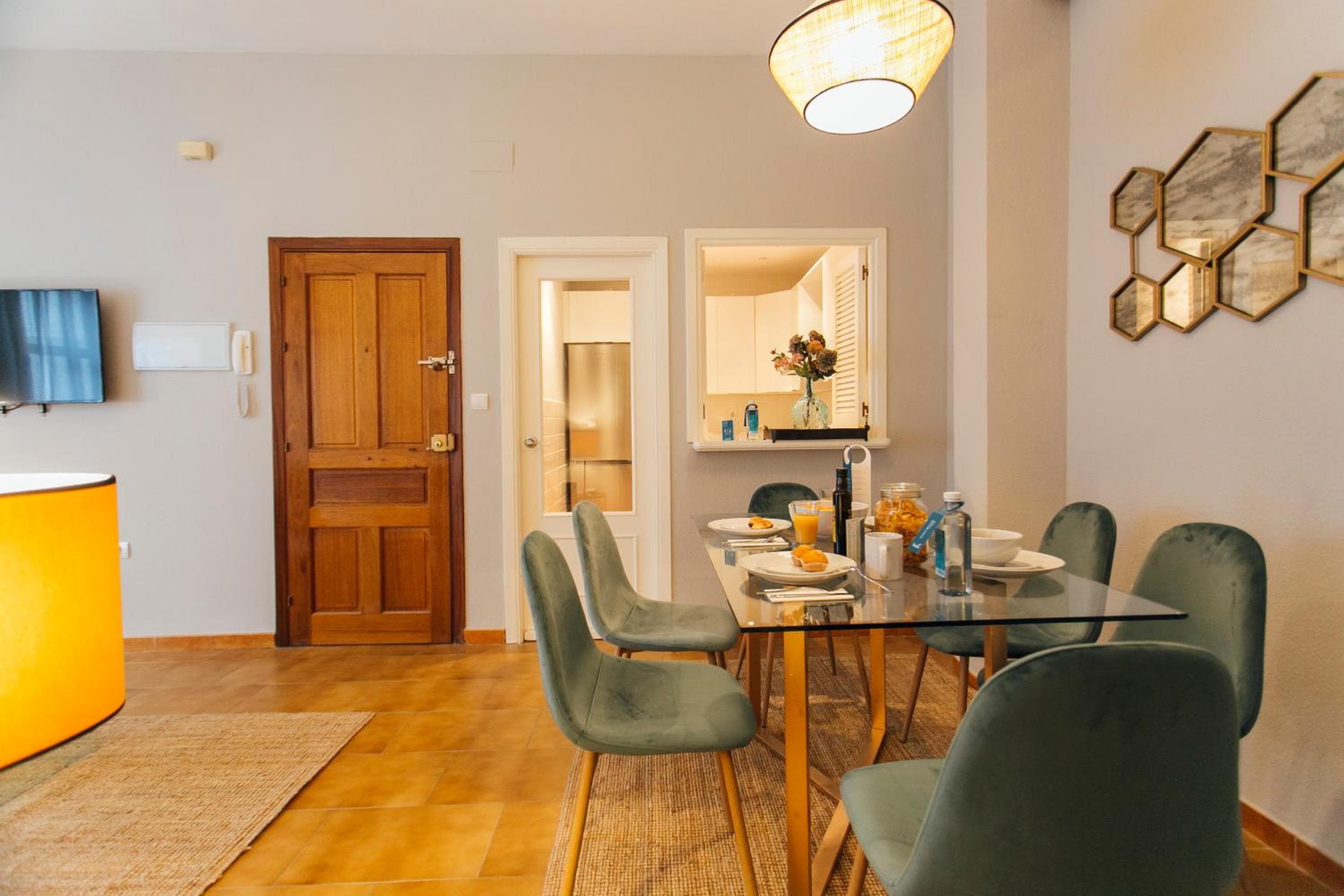 Bright Apt Full of Light Near El Divino Salvador — 4