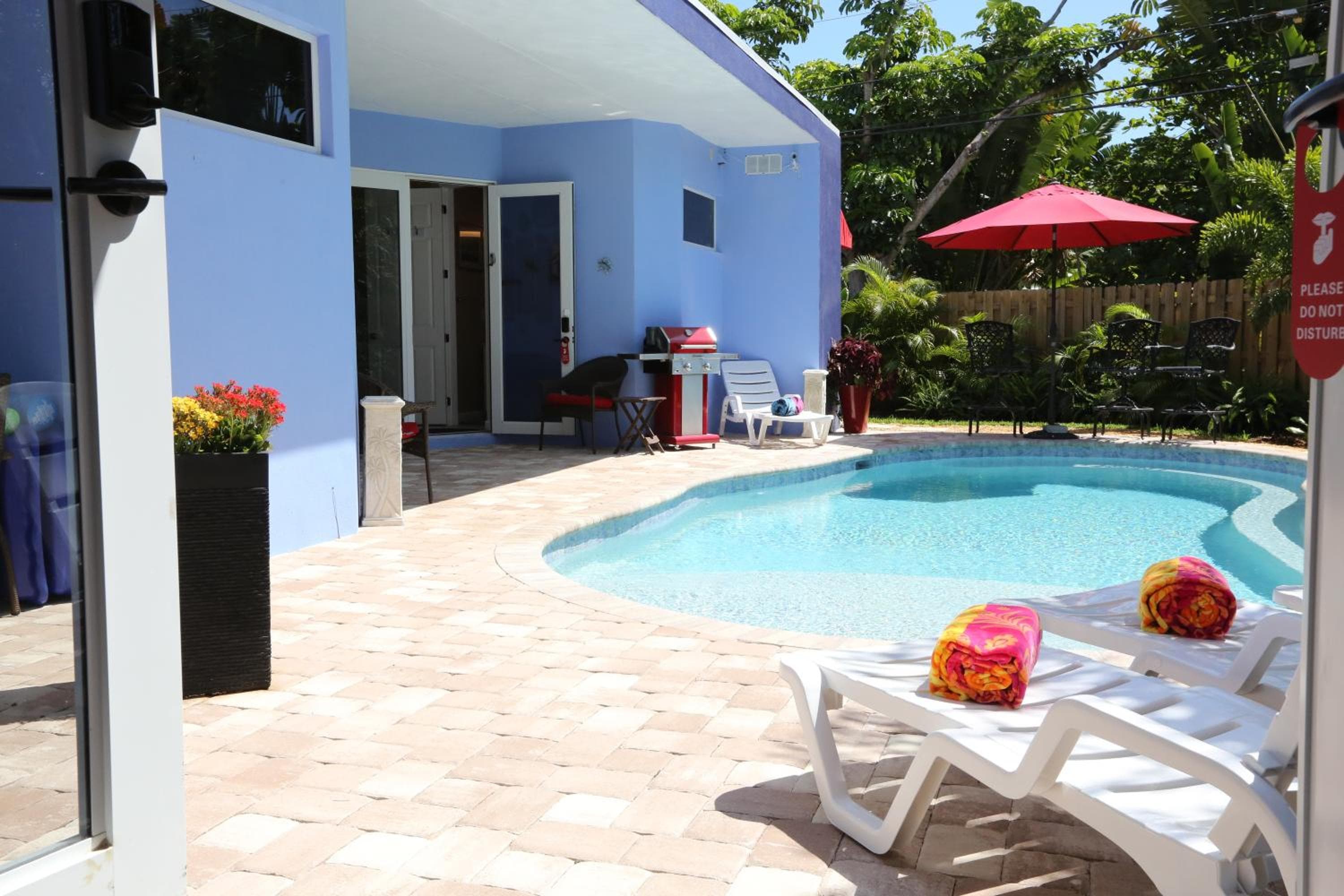 Fantasy Island Inn, dirigido a hombres — 3