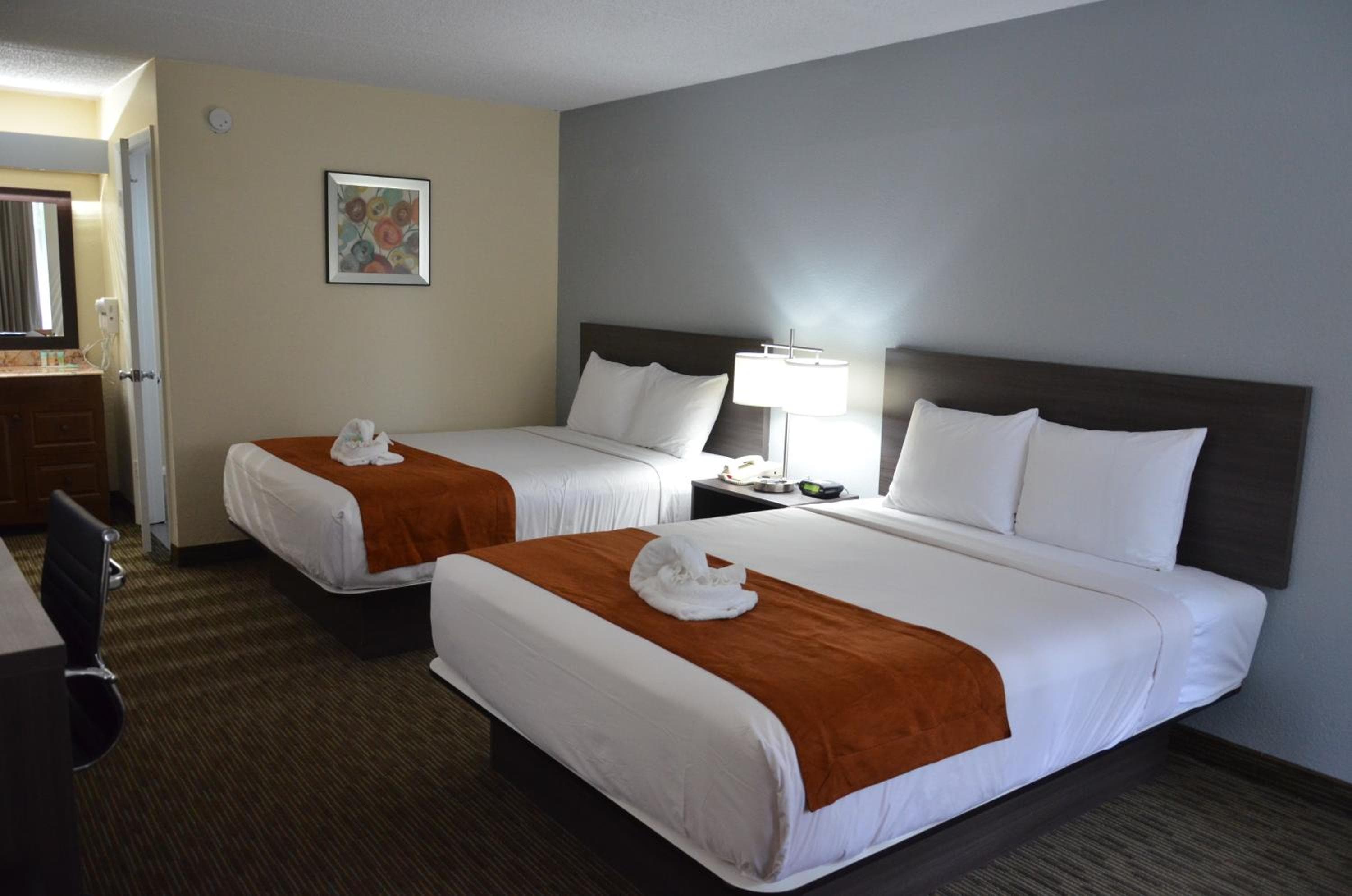 Days Inn & Suites by Wyndham Orlando Airport — 5