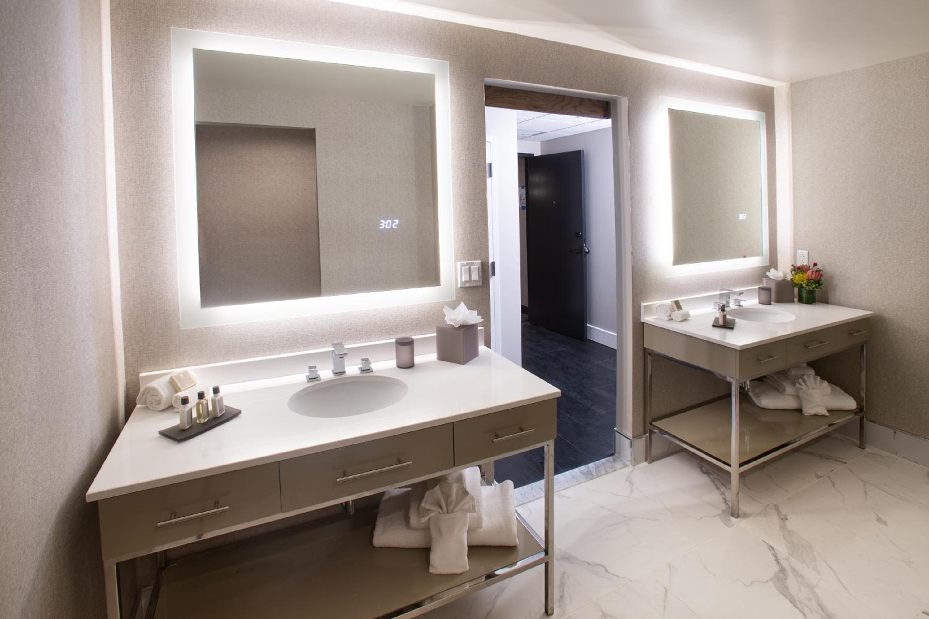 Das Delaney Hotel — 17