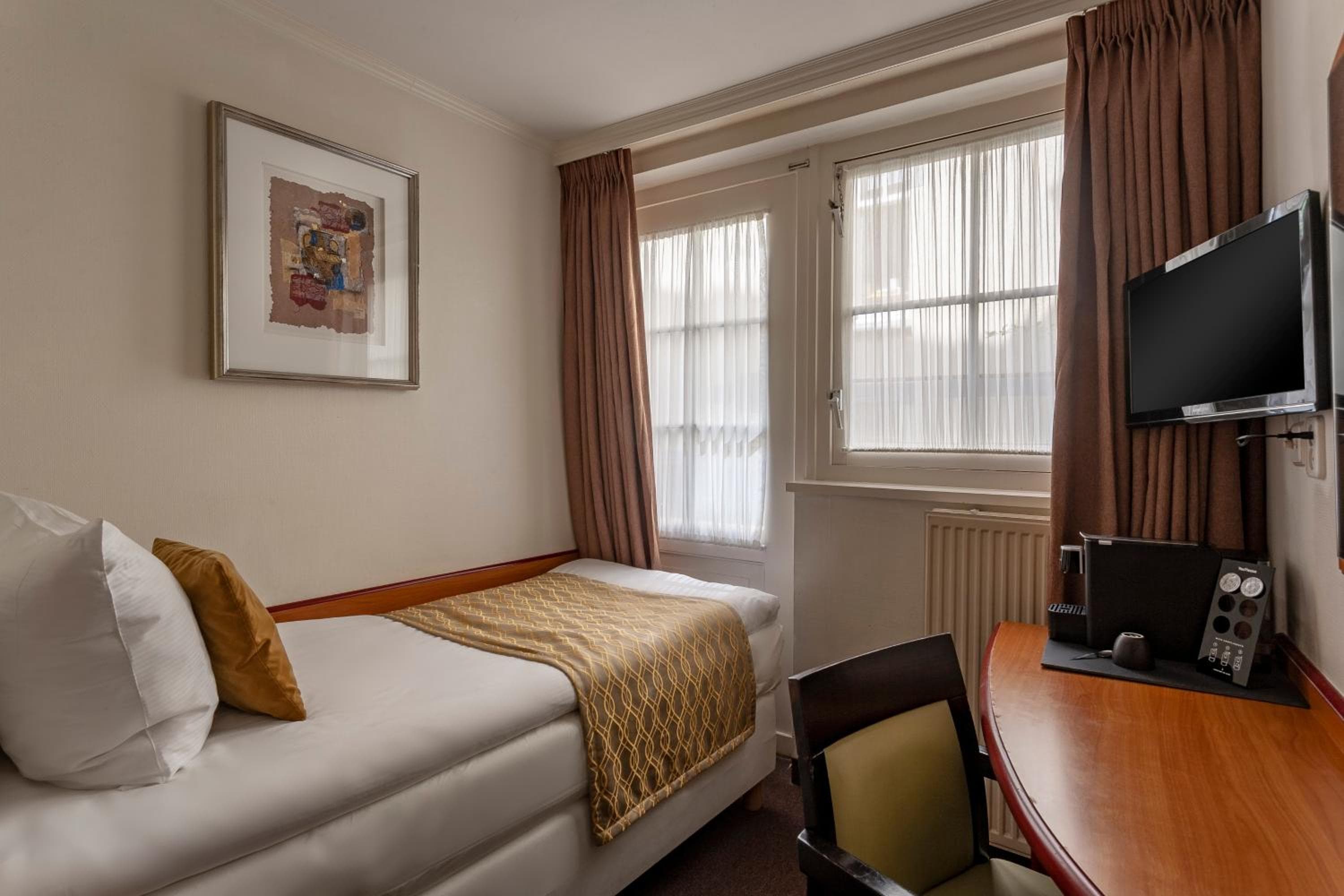 Avenue Hotel — 19