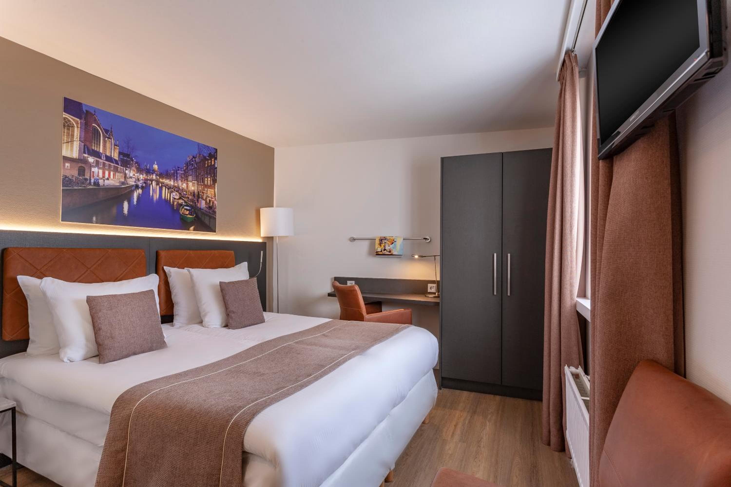 Avenue Hotel — 3