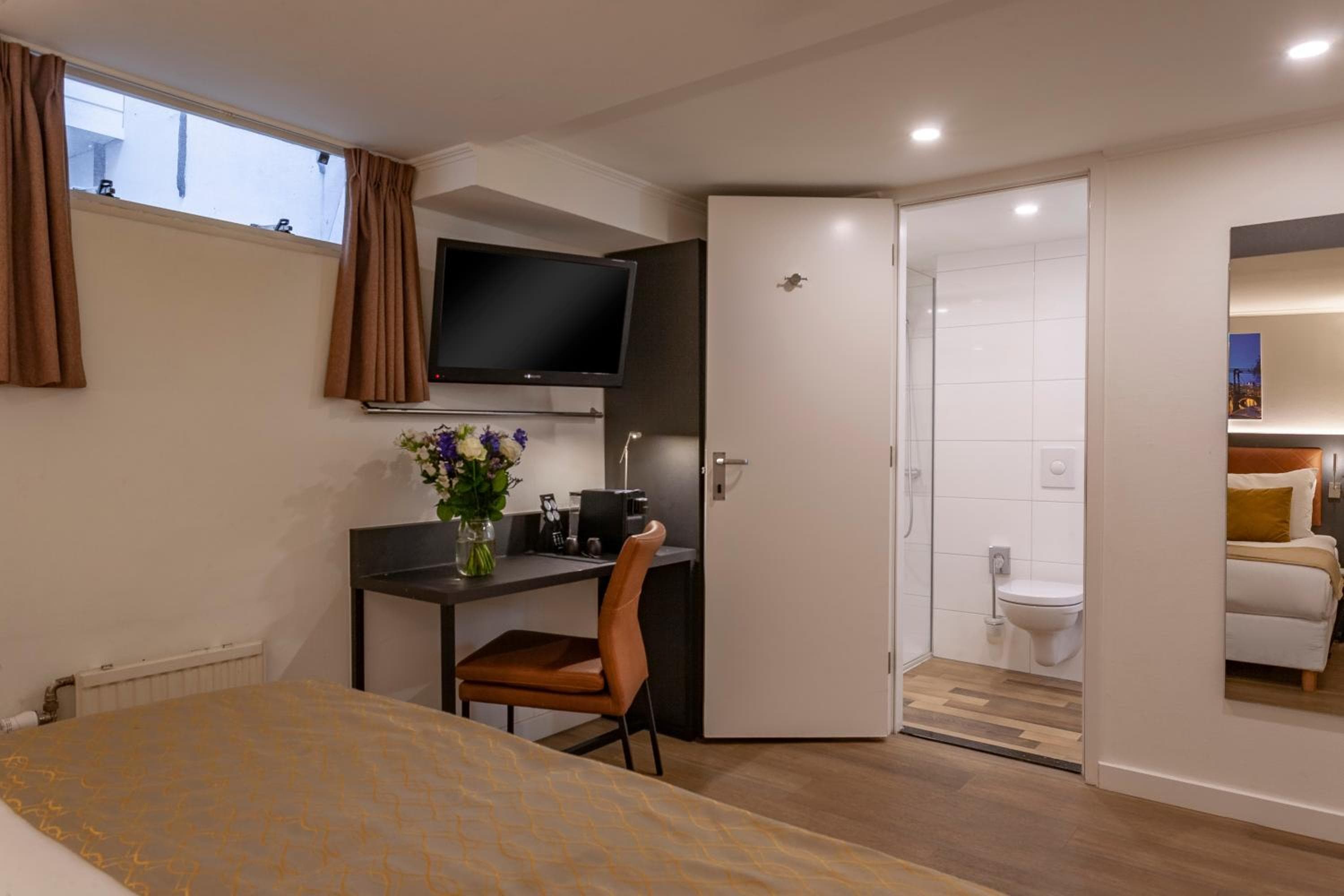 Avenue Hotel — 28