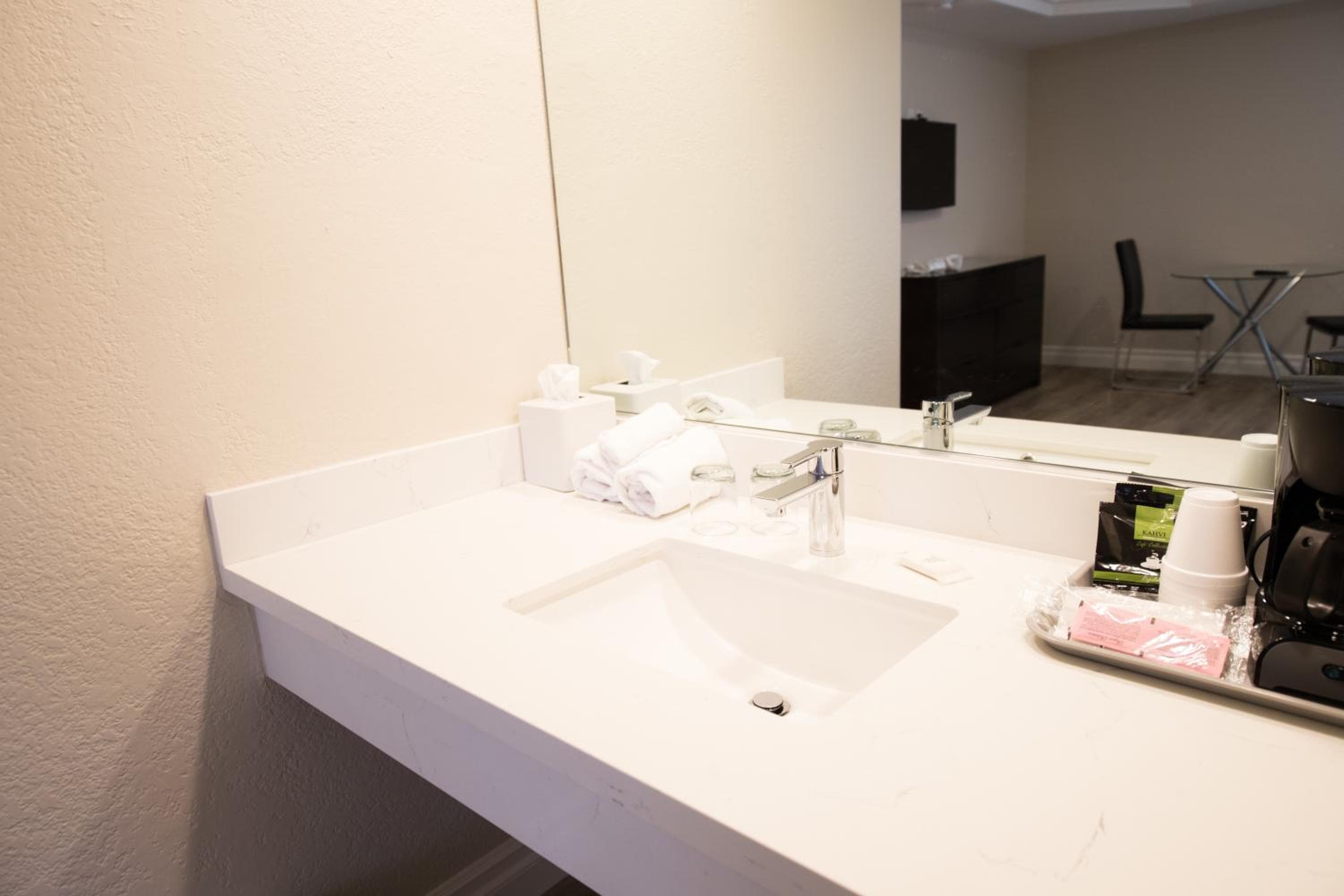 Wilshire Crest Hotel — 10